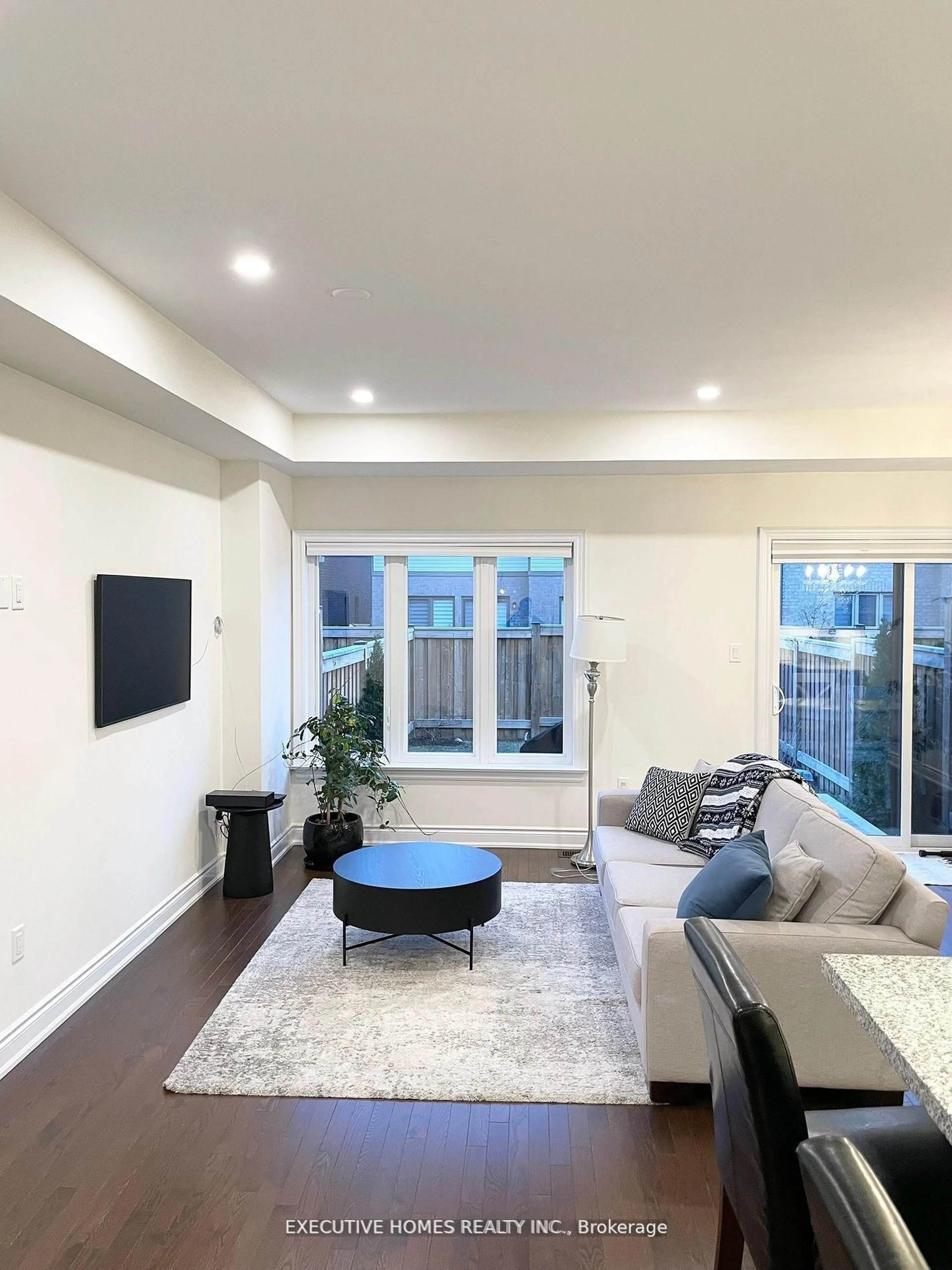 Living room with furniture, unknown for 51 Lorne Thomas Pl, New Tecumseth Ontario L9R 0T8