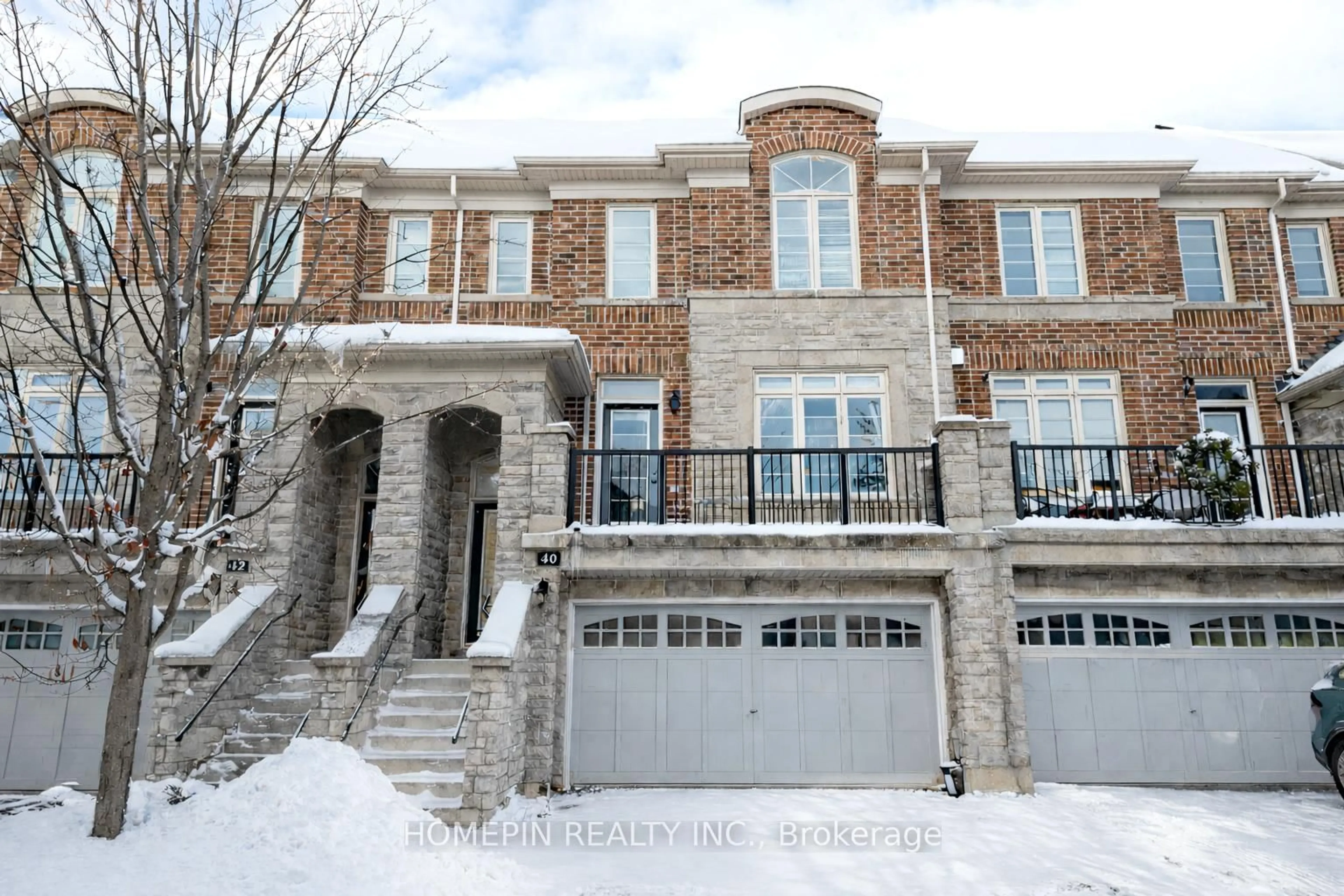 Home with brick exterior material, street for 40 Chapman Crt, Aurora Ontario L4G 0E2