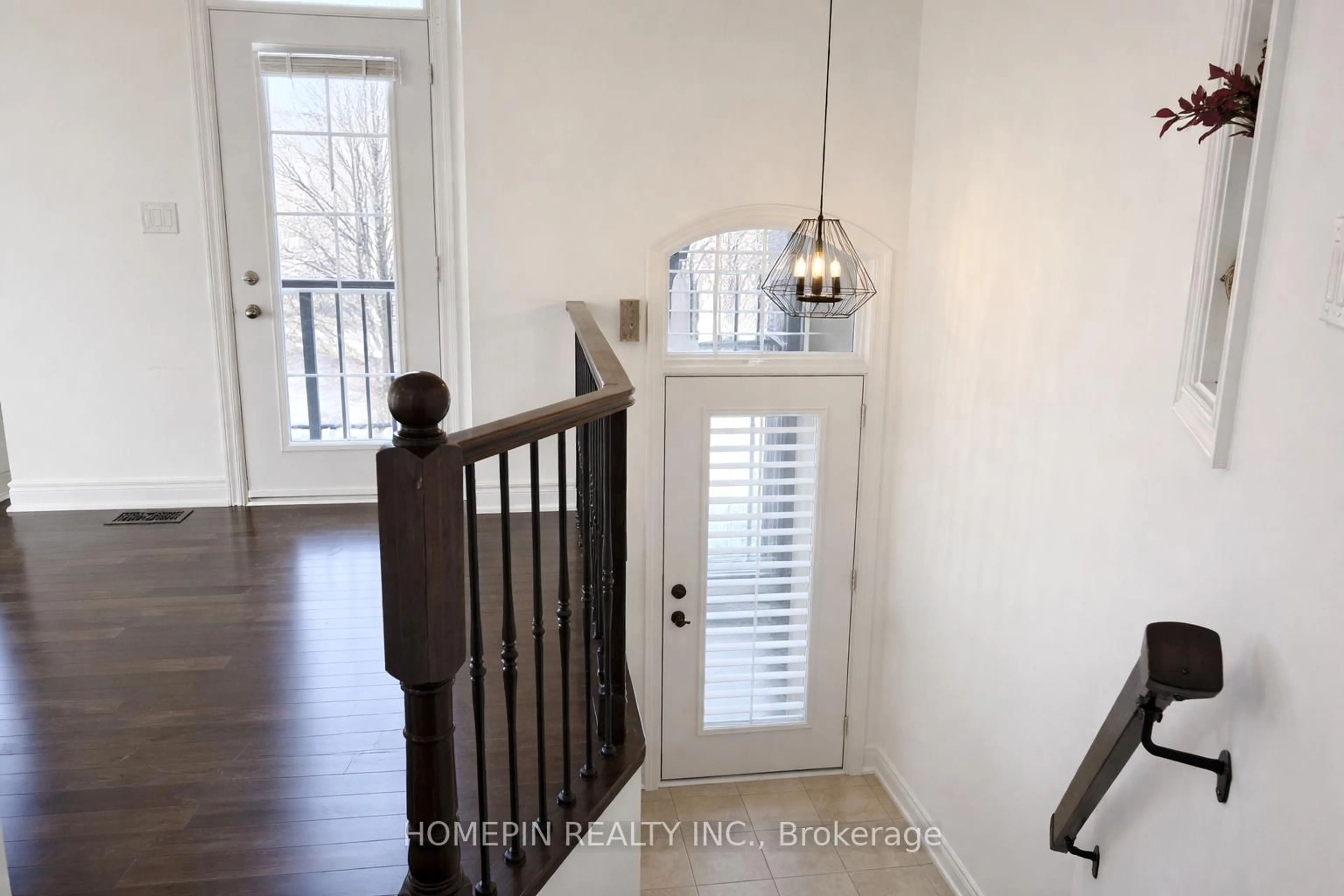 Indoor entryway for 40 Chapman Crt, Aurora Ontario L4G 0E2