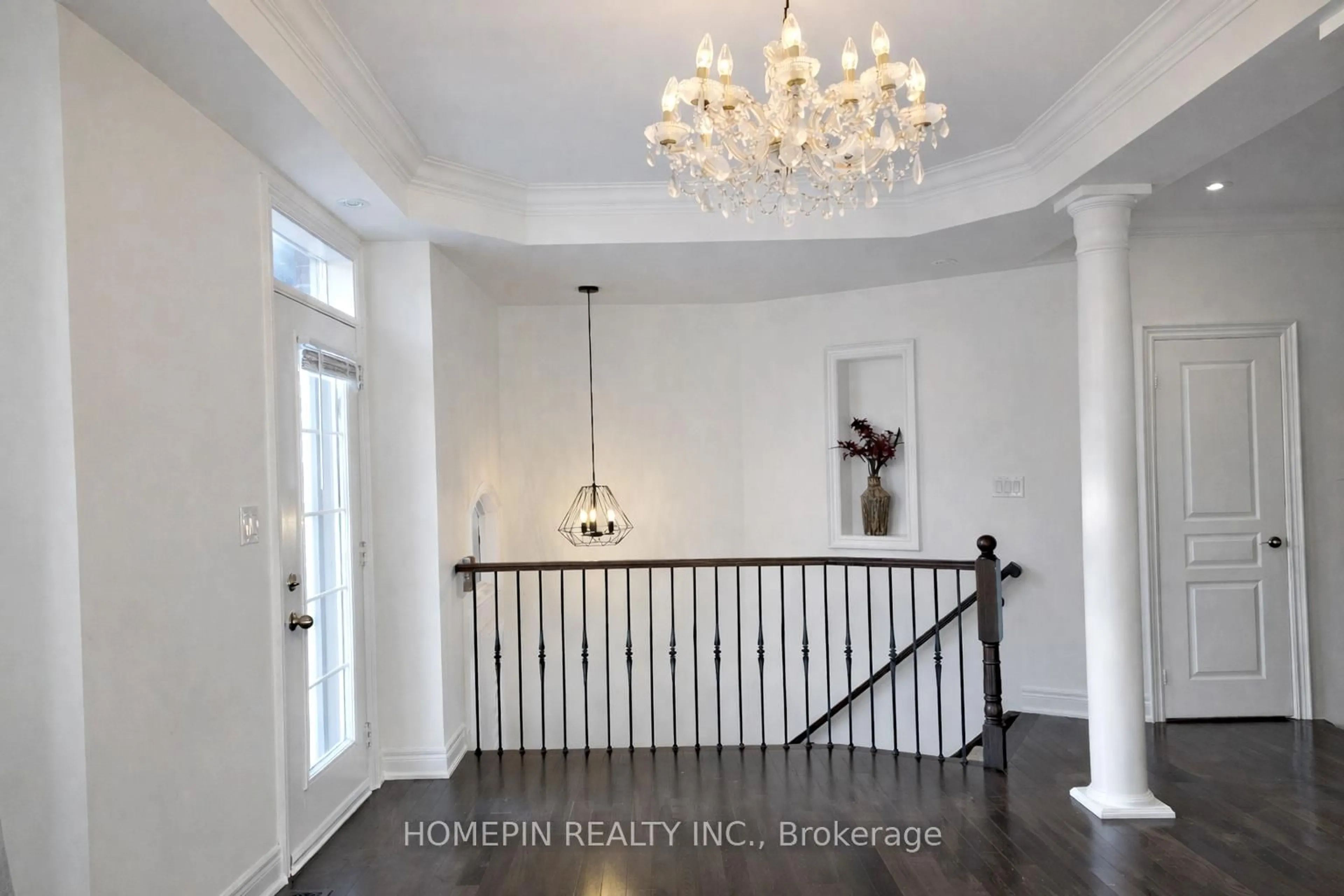 Indoor entryway for 40 Chapman Crt, Aurora Ontario L4G 0E2