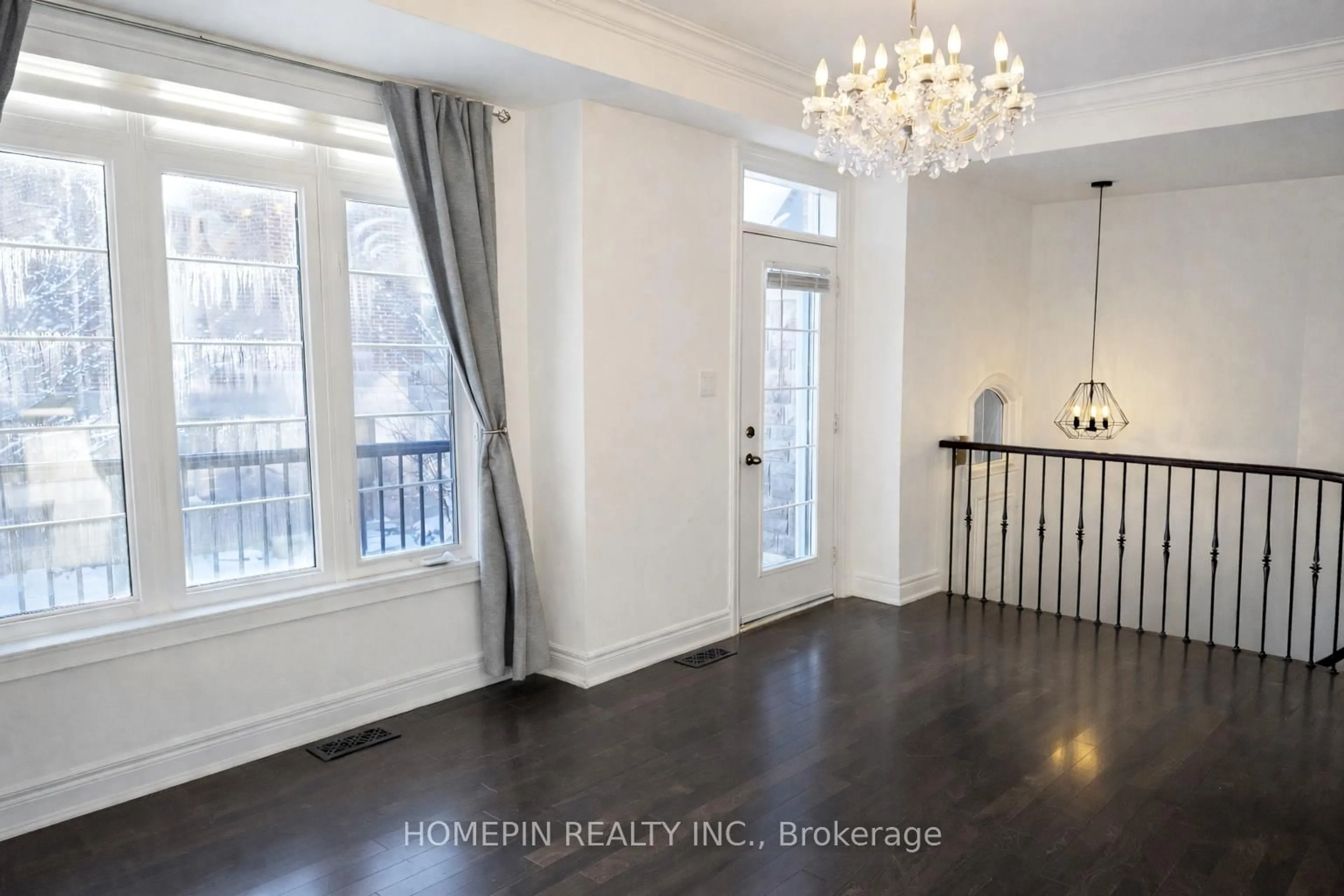 Indoor entryway for 40 Chapman Crt, Aurora Ontario L4G 0E2