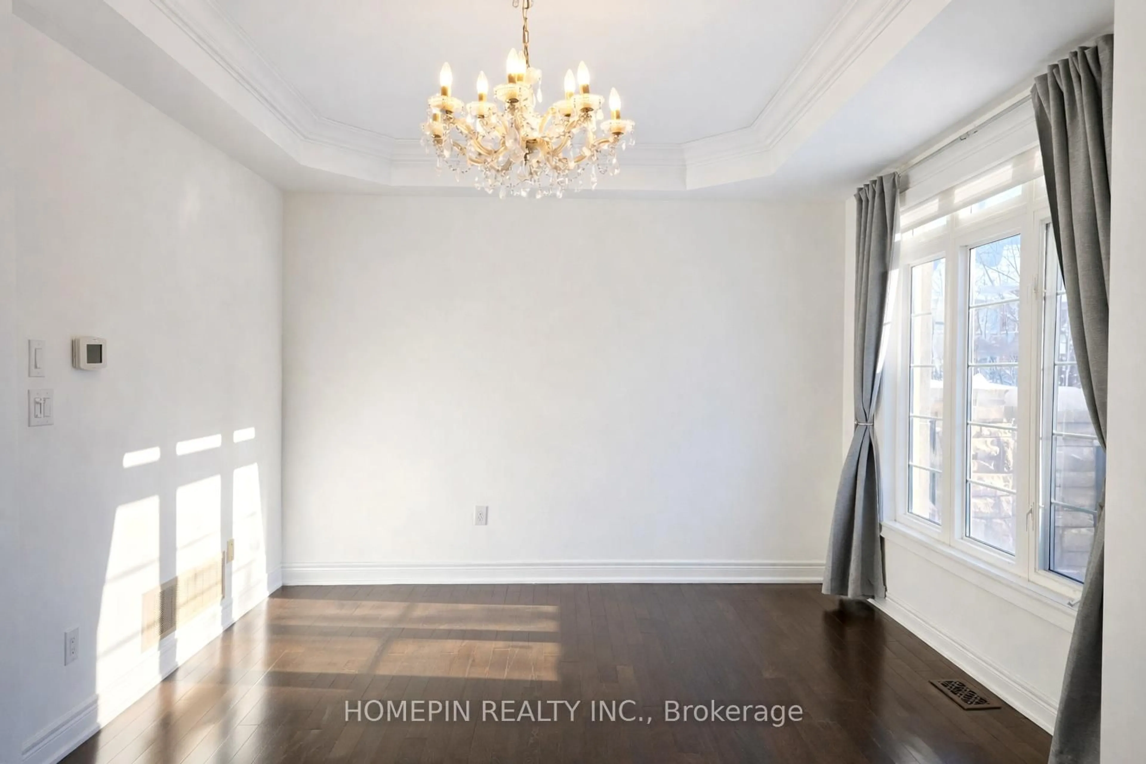 Dining room, wood/laminate floor for 40 Chapman Crt, Aurora Ontario L4G 0E2