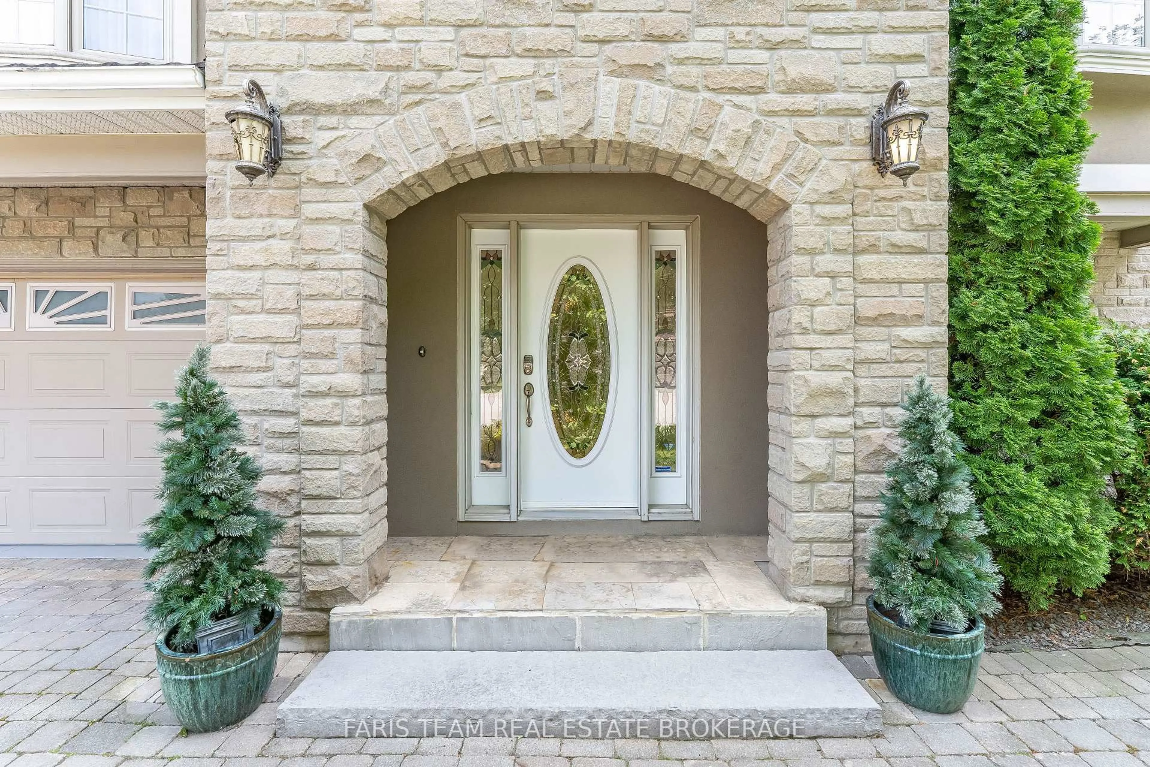 Indoor entryway for 82 Derby Crt, Newmarket Ontario L3Y 5Z9