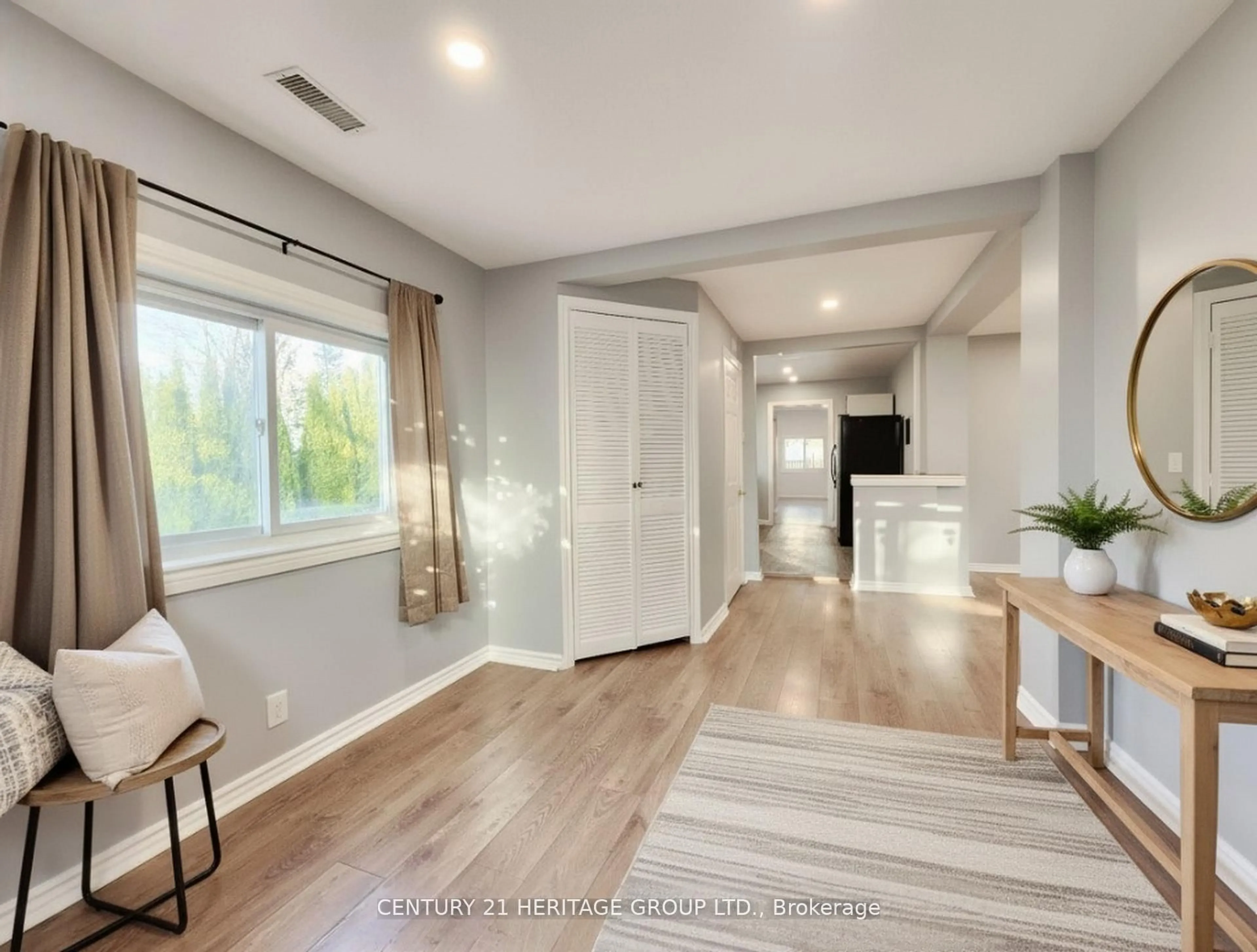 Indoor entryway for 493 Lake Dr, Georgina Ontario L4P 1R5