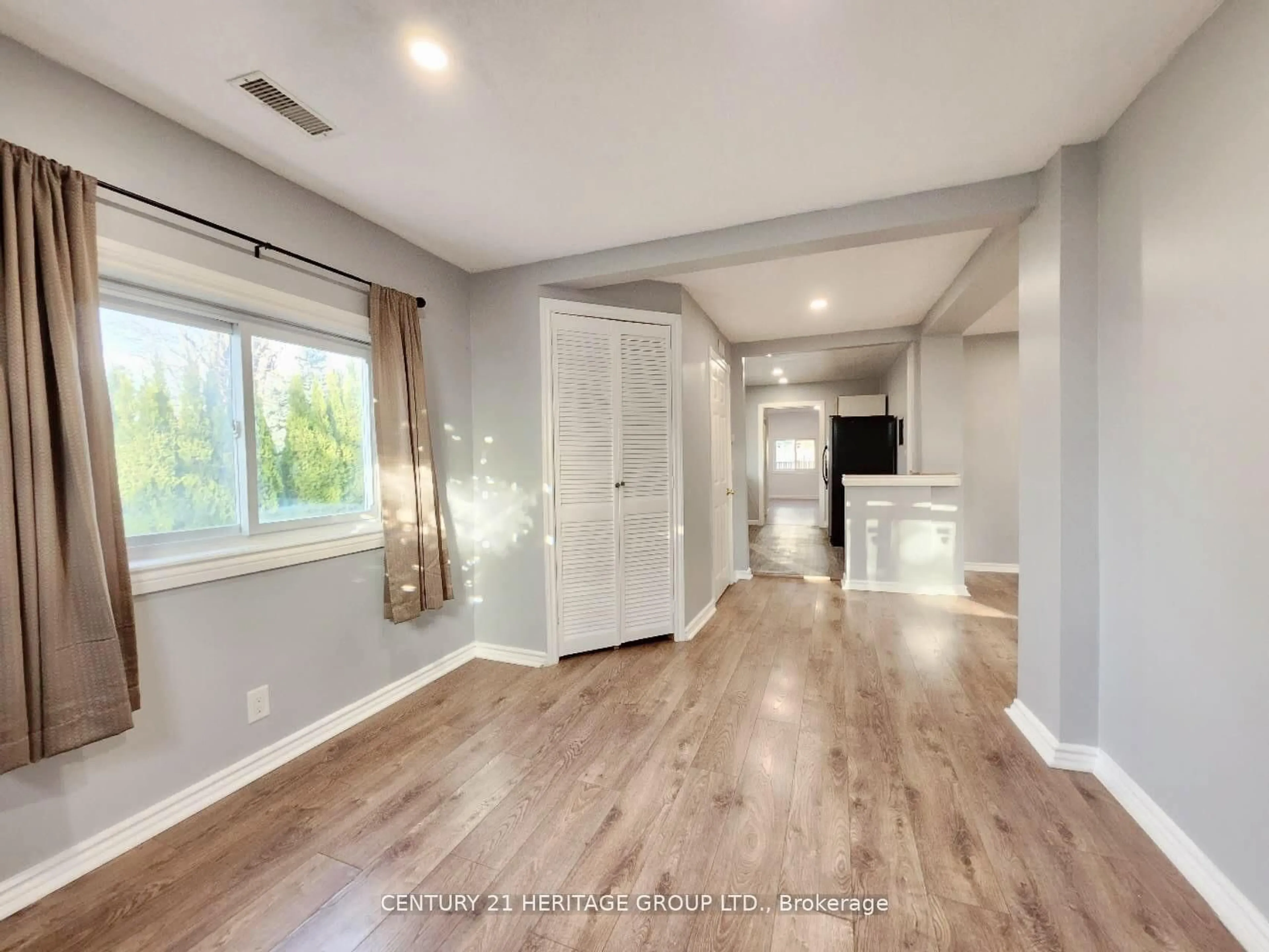 A pic of a room for 493 Lake Dr, Georgina Ontario L4P 1R5