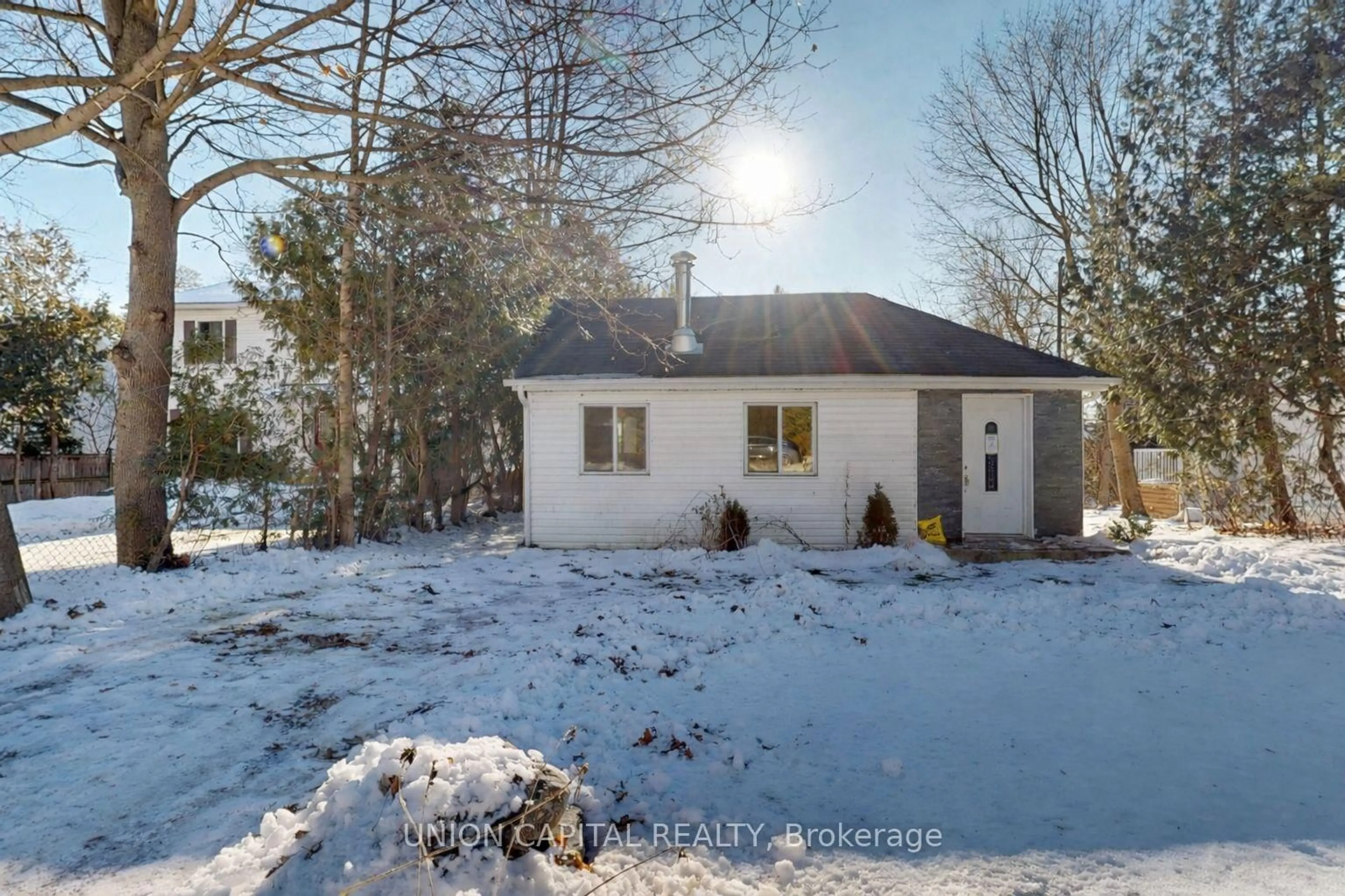 A pic from outside/outdoor area/front of a property/back of a property/a pic from drone, street for 27 Connor Dr, Whitchurch-Stouffville Ontario L4A 2Z1