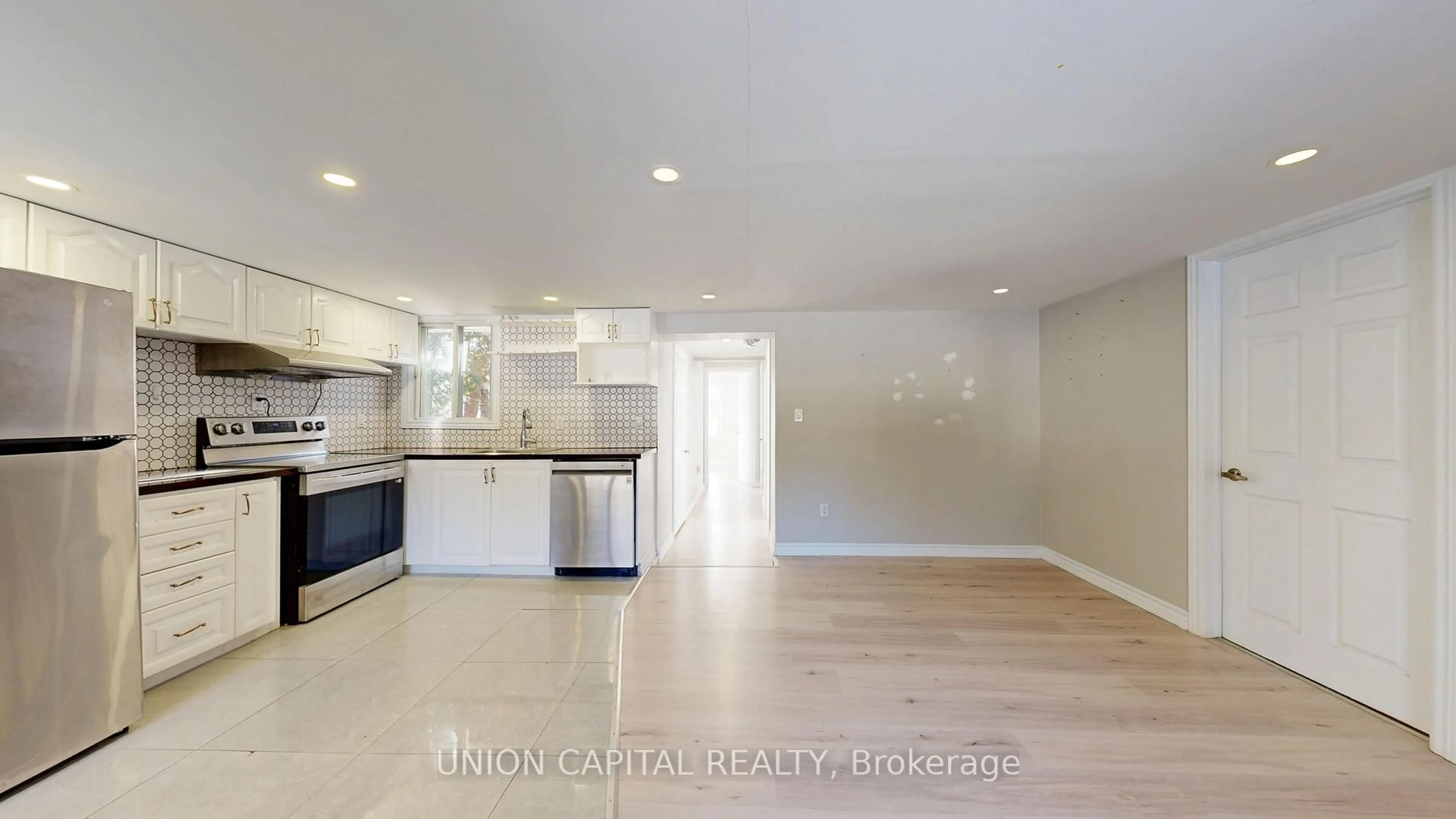 Open concept kitchen, unknown for 27 Connor Dr, Whitchurch-Stouffville Ontario L4A 2Z1