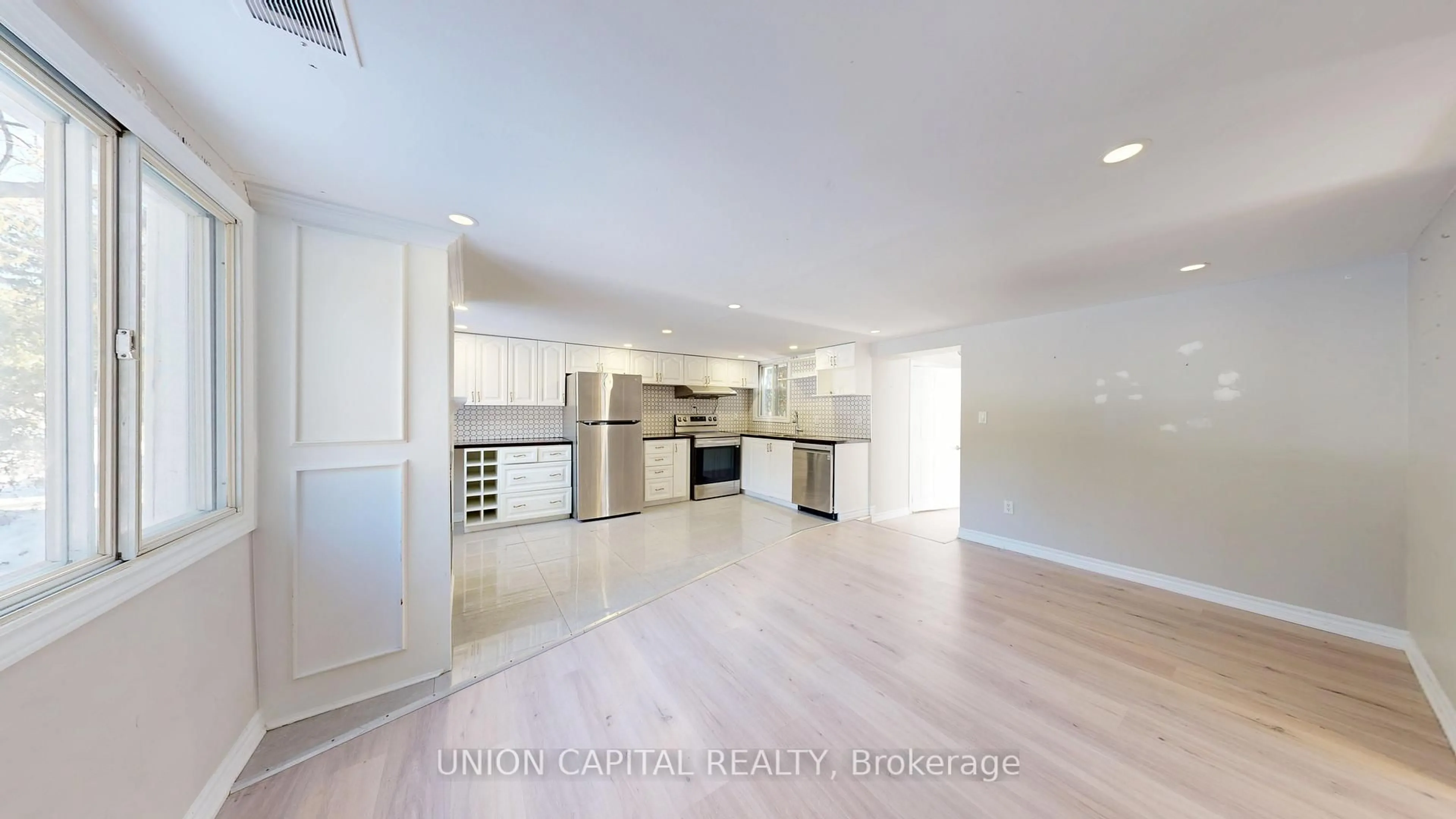 Open concept kitchen, unknown for 27 Connor Dr, Whitchurch-Stouffville Ontario L4A 2Z1