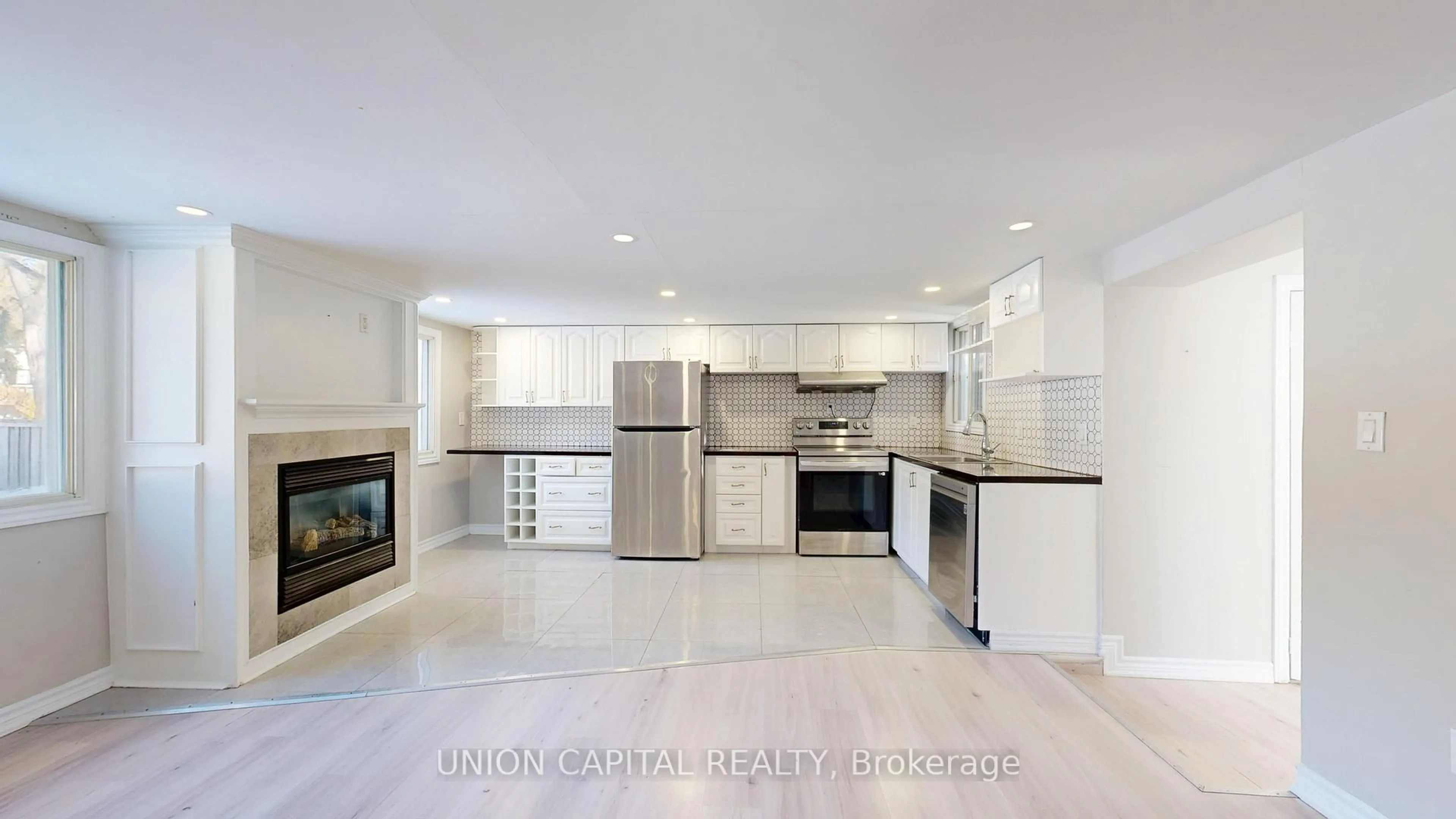 Open concept kitchen, ceramic/tile floor for 27 Connor Dr, Whitchurch-Stouffville Ontario L4A 2Z1