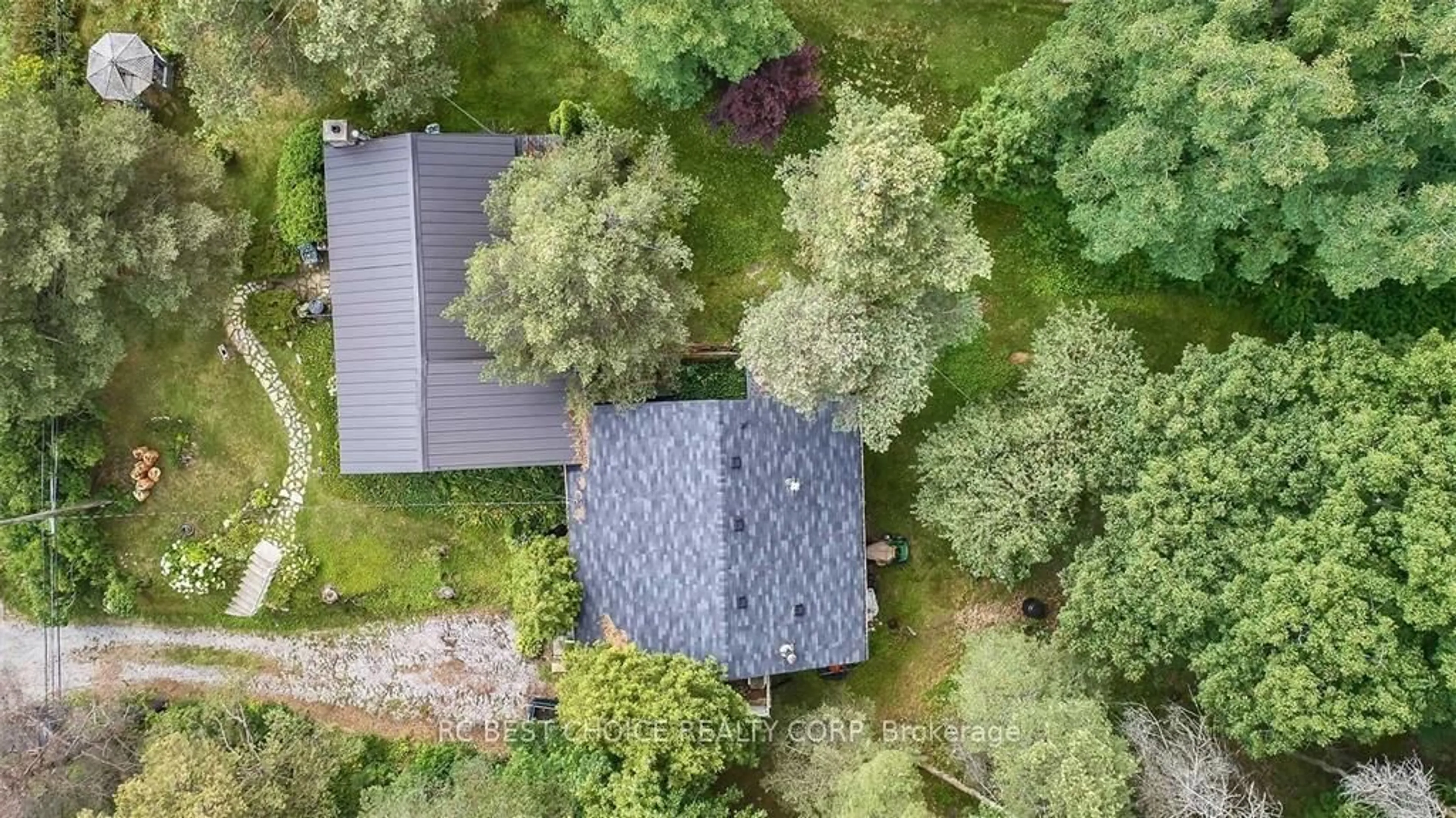 A pic from outside/outdoor area/front of a property/back of a property/a pic from drone, forest/trees view for 14170 Yonge St, Aurora Ontario L4G 0P5