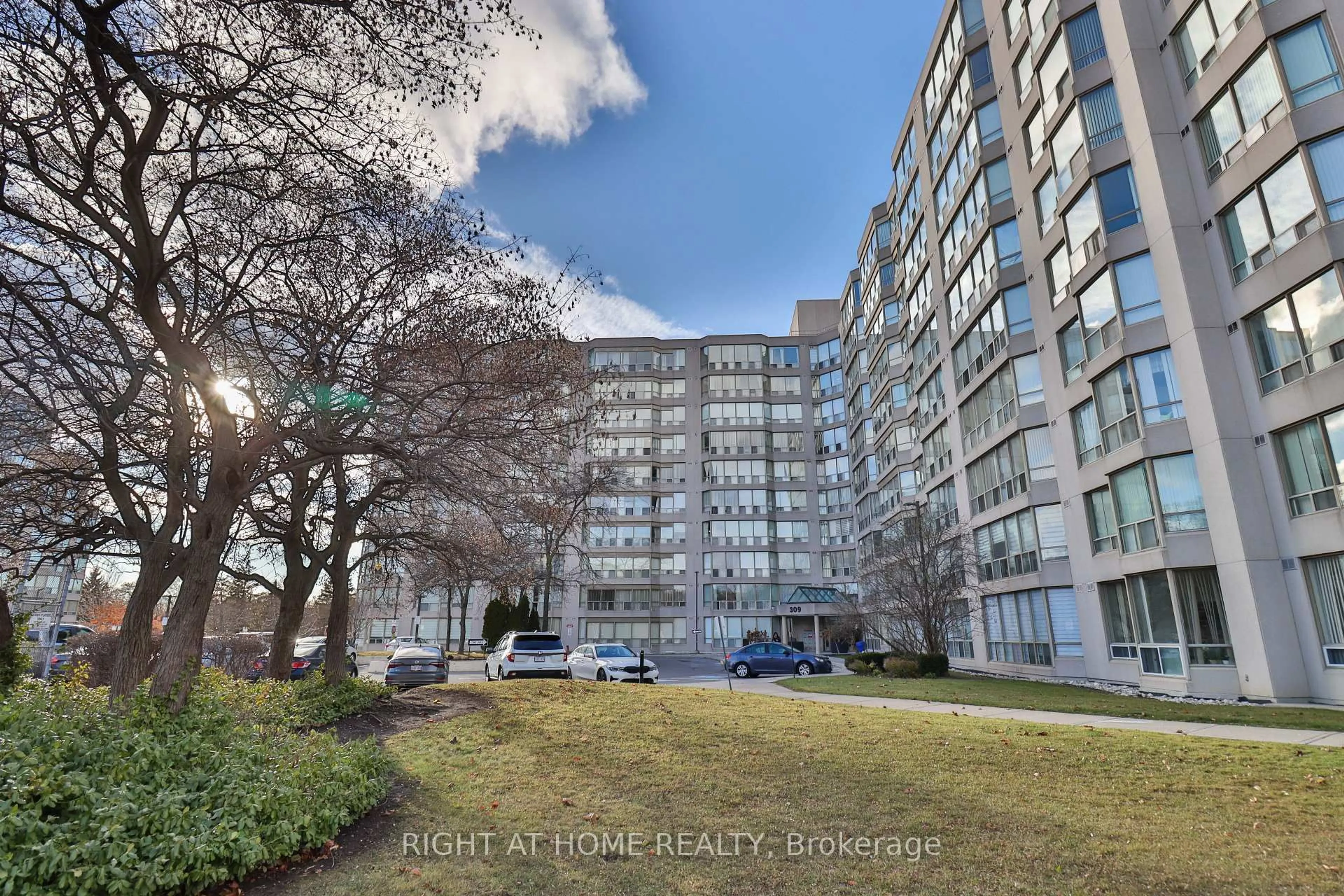 A pic from outside/outdoor area/front of a property/back of a property/a pic from drone, street for 309 Major Mackenzie Dr #611, Richmond Hill Ontario L4C 9V5