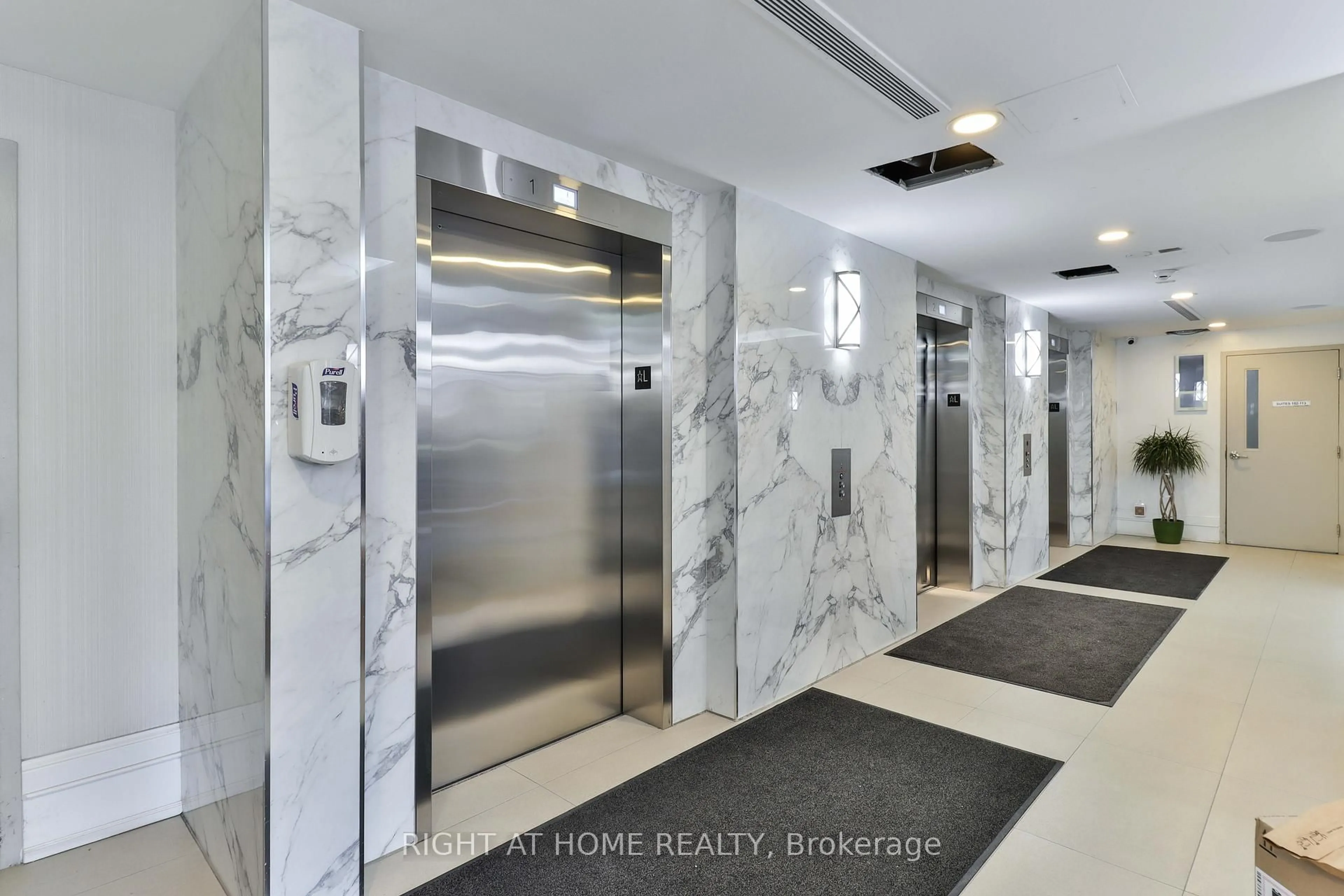 Indoor foyer for 309 Major Mackenzie Dr #611, Richmond Hill Ontario L4C 9V5