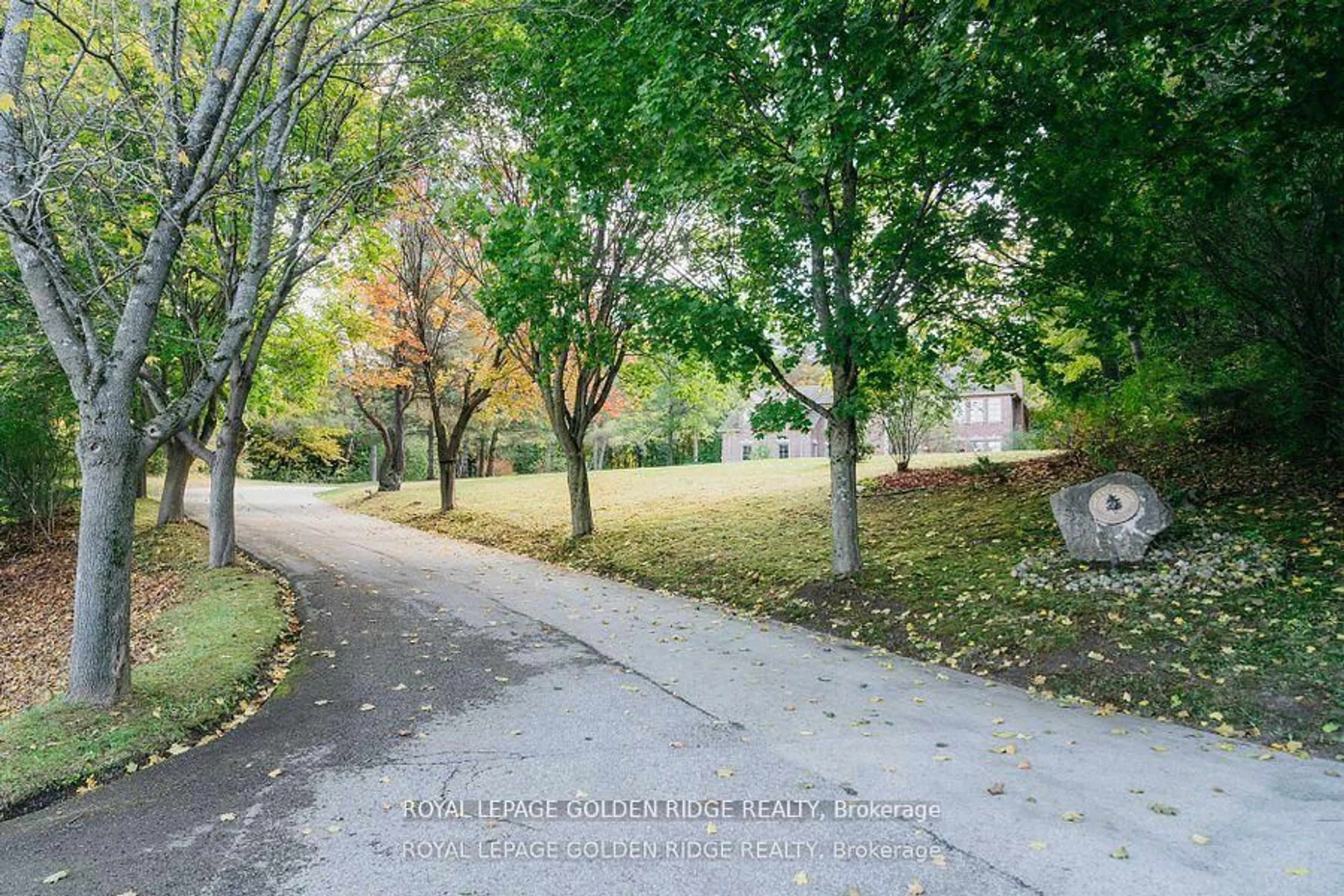 A pic from outside/outdoor area/front of a property/back of a property/a pic from drone, street for 8 Greenvalley Circ, Whitchurch-Stouffville Ontario L4A 2L4