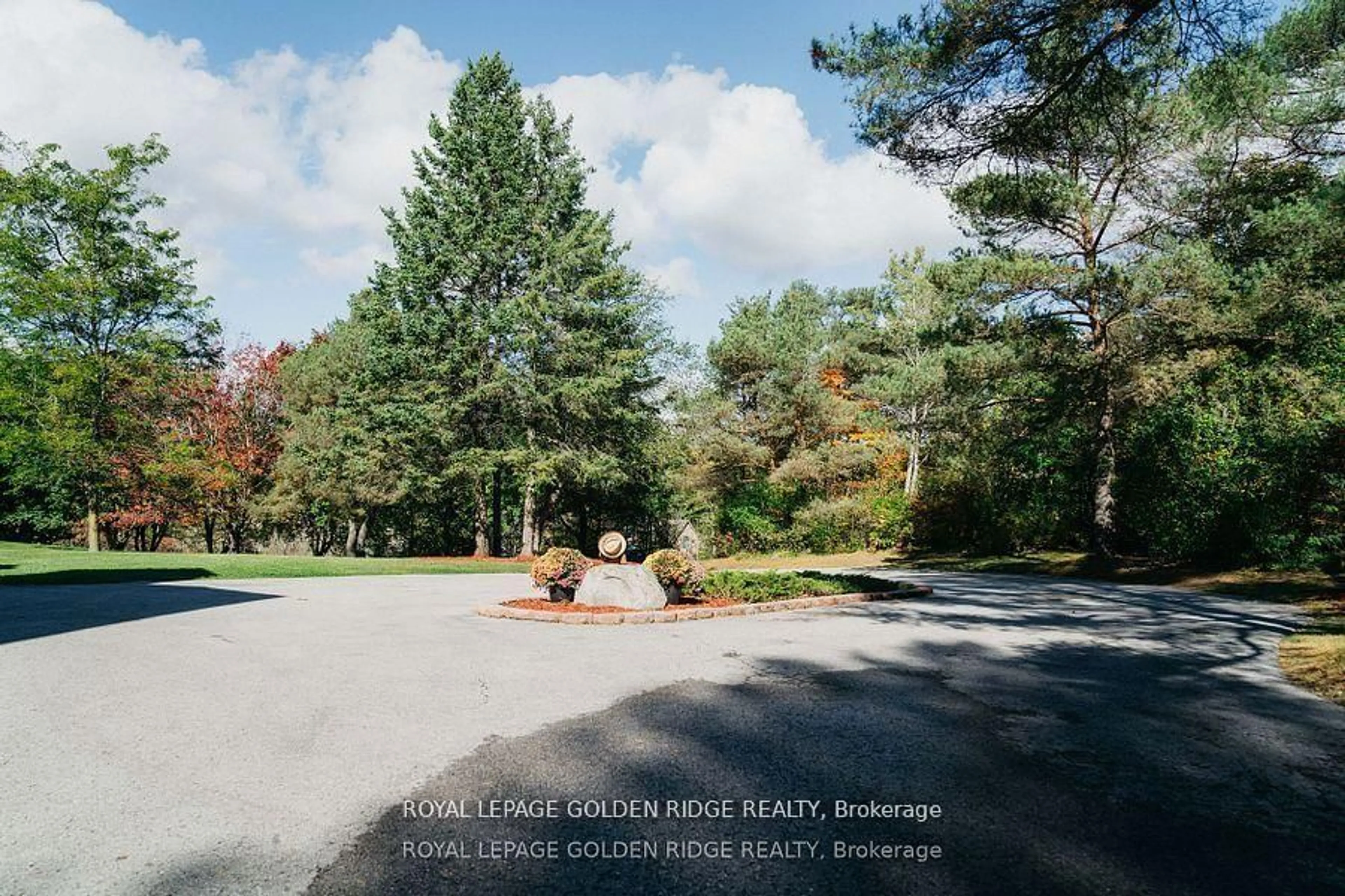 A pic from outside/outdoor area/front of a property/back of a property/a pic from drone, unknown for 8 Greenvalley Circ, Whitchurch-Stouffville Ontario L4A 2L4