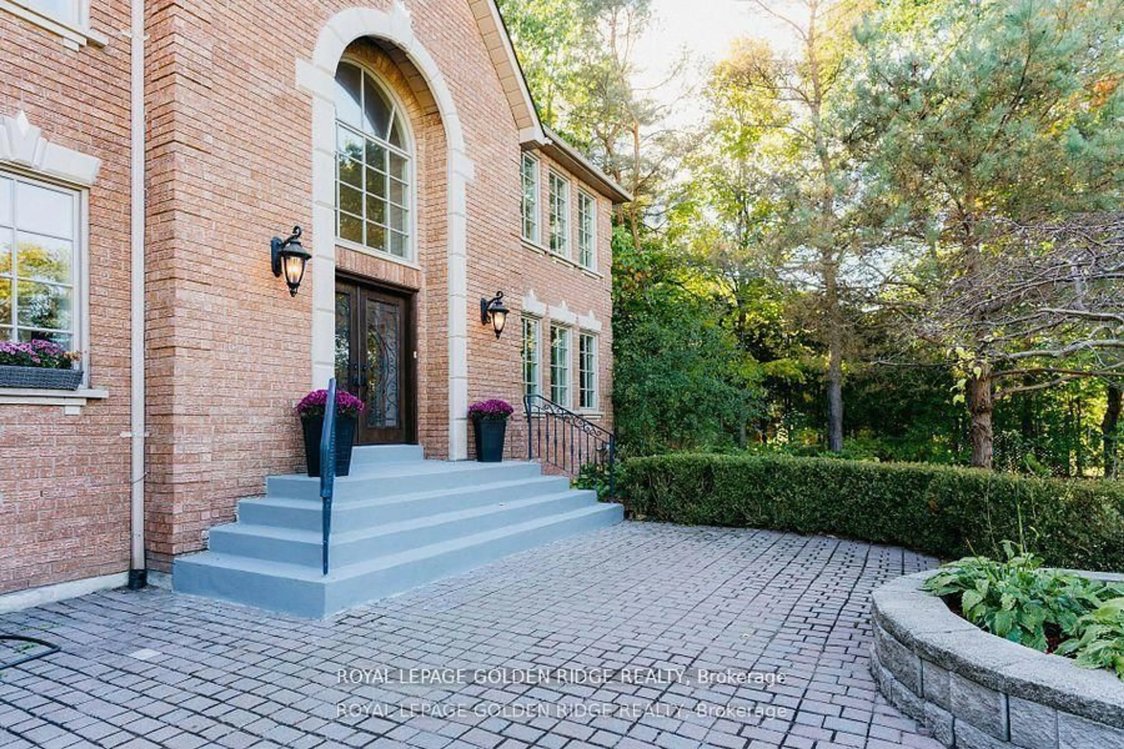 Home with brick exterior material, street for 8 Greenvalley Circ, Whitchurch-Stouffville Ontario L4A 2L4