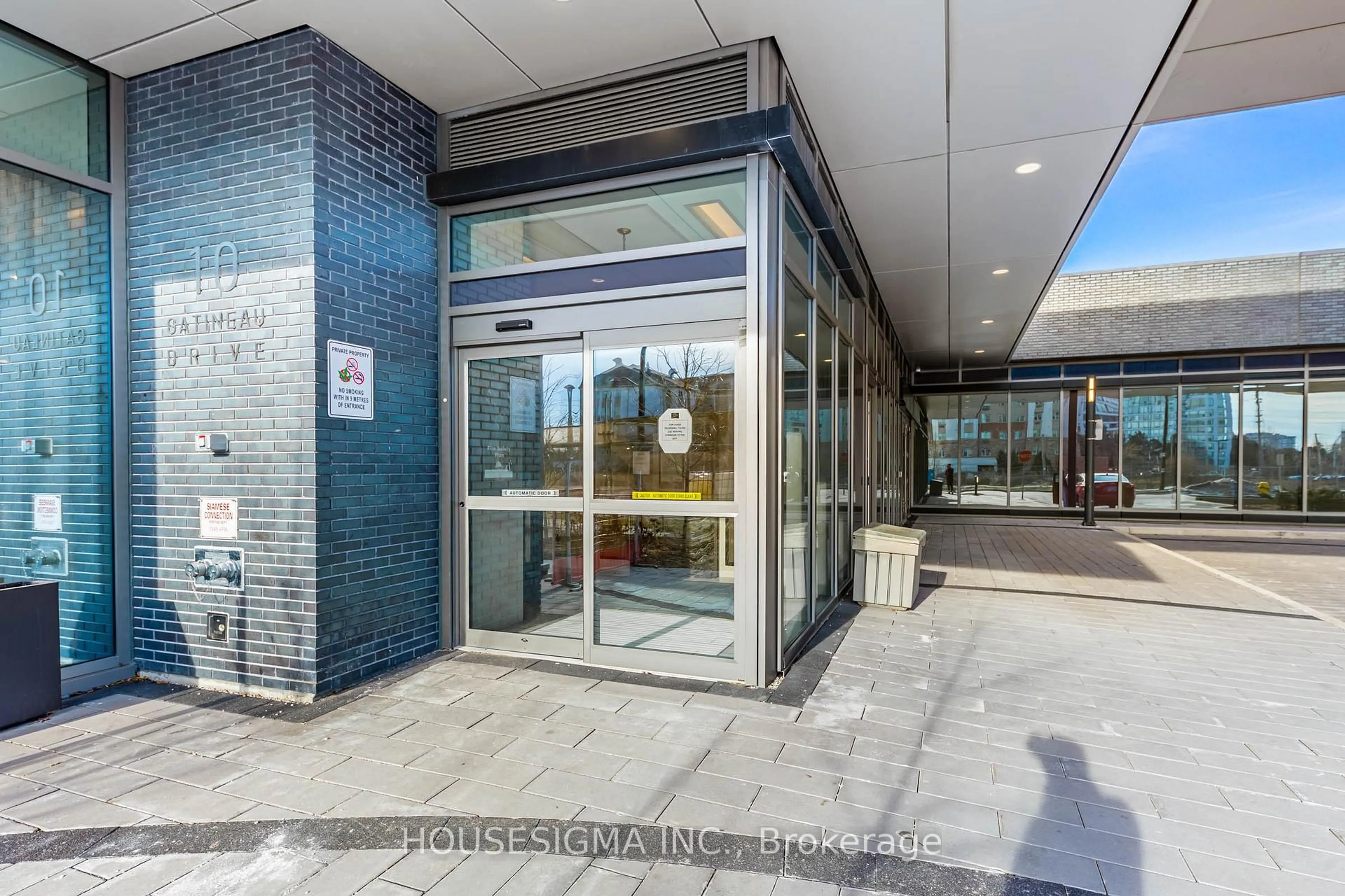 Indoor foyer for 10 Gatineau Dr #708, Vaughan Ontario L4J 0L2