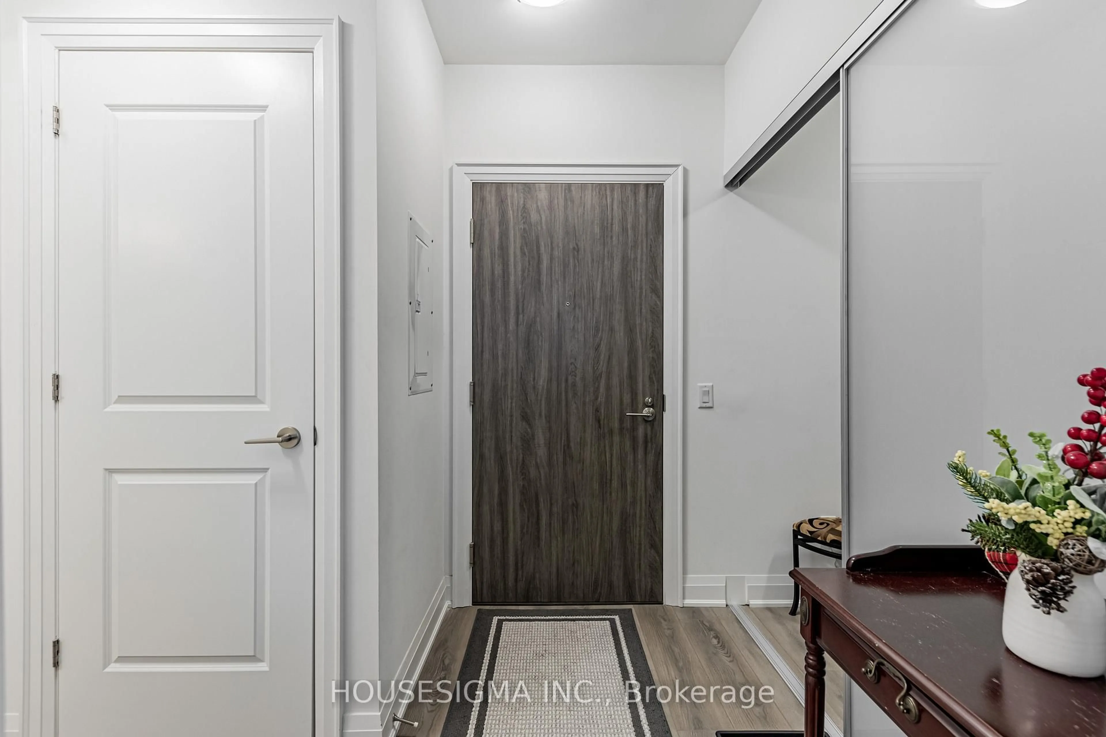 Indoor entryway for 10 Gatineau Dr #708, Vaughan Ontario L4J 0L2