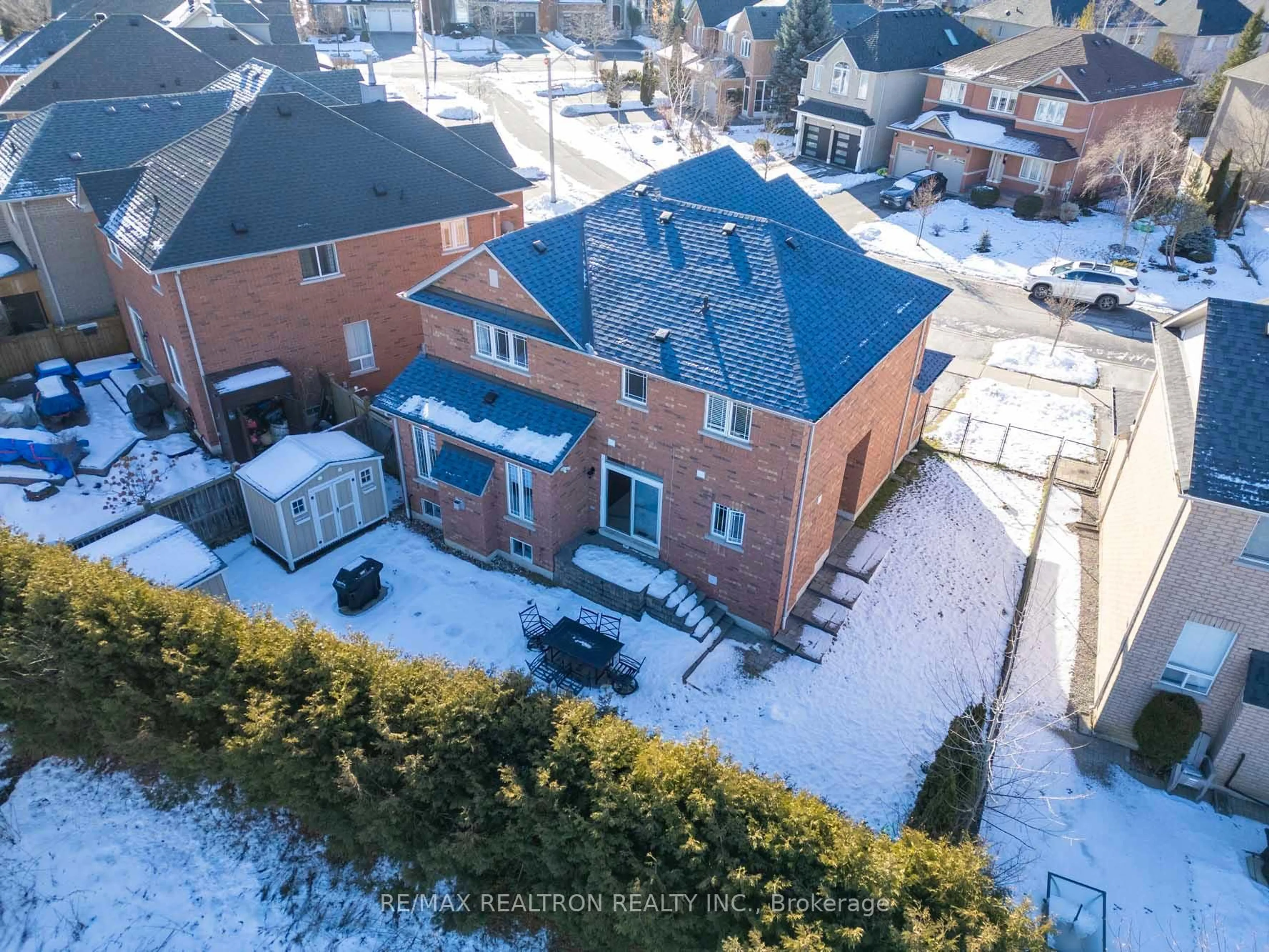 A pic from outside/outdoor area/front of a property/back of a property/a pic from drone, street for 18 Pegasus Dr, Richmond Hill Ontario L4E 4R2