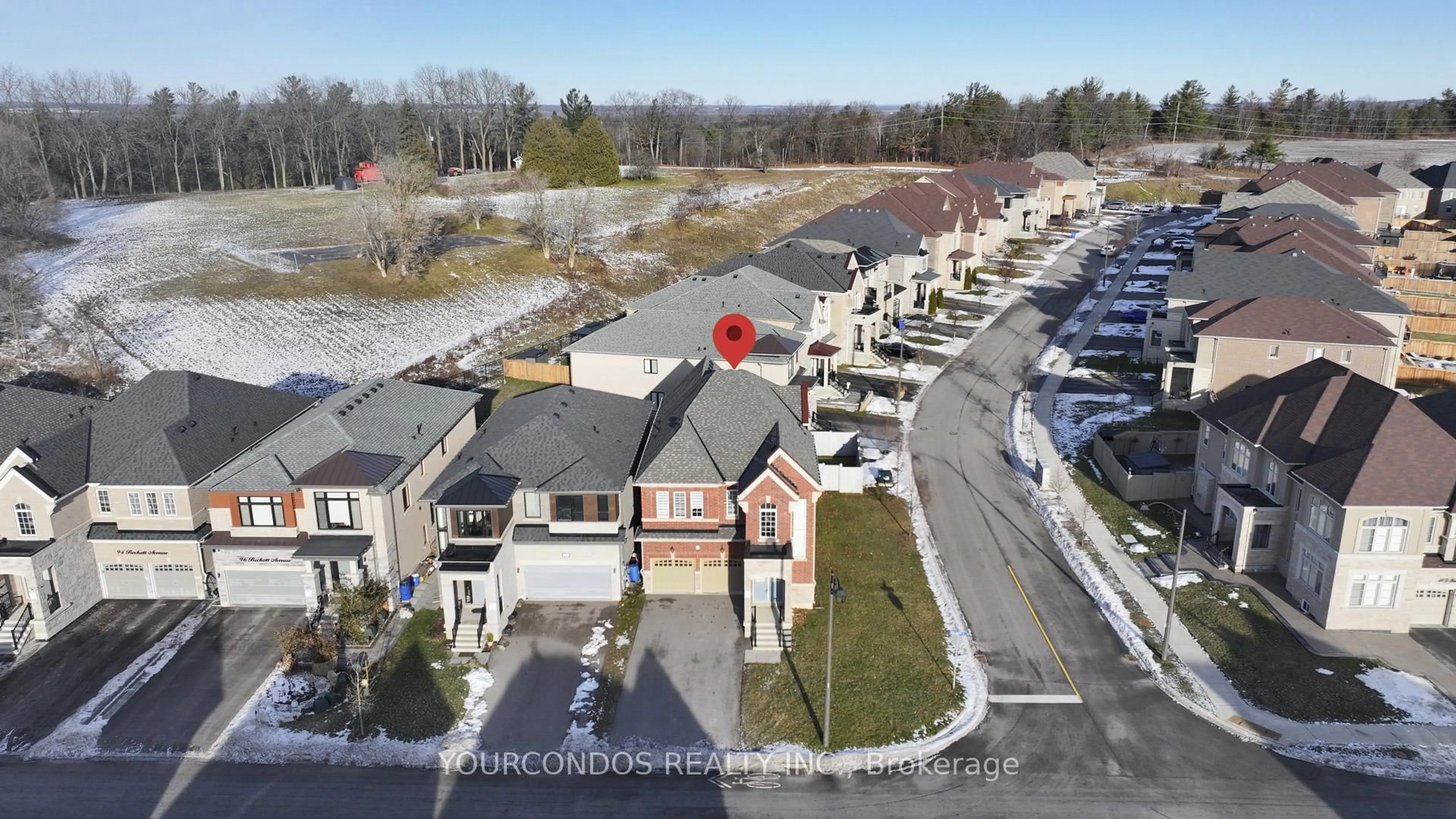 A pic from outside/outdoor area/front of a property/back of a property/a pic from drone, street for 100 Beckett Ave, East Gwillimbury Ontario L9N 0S7