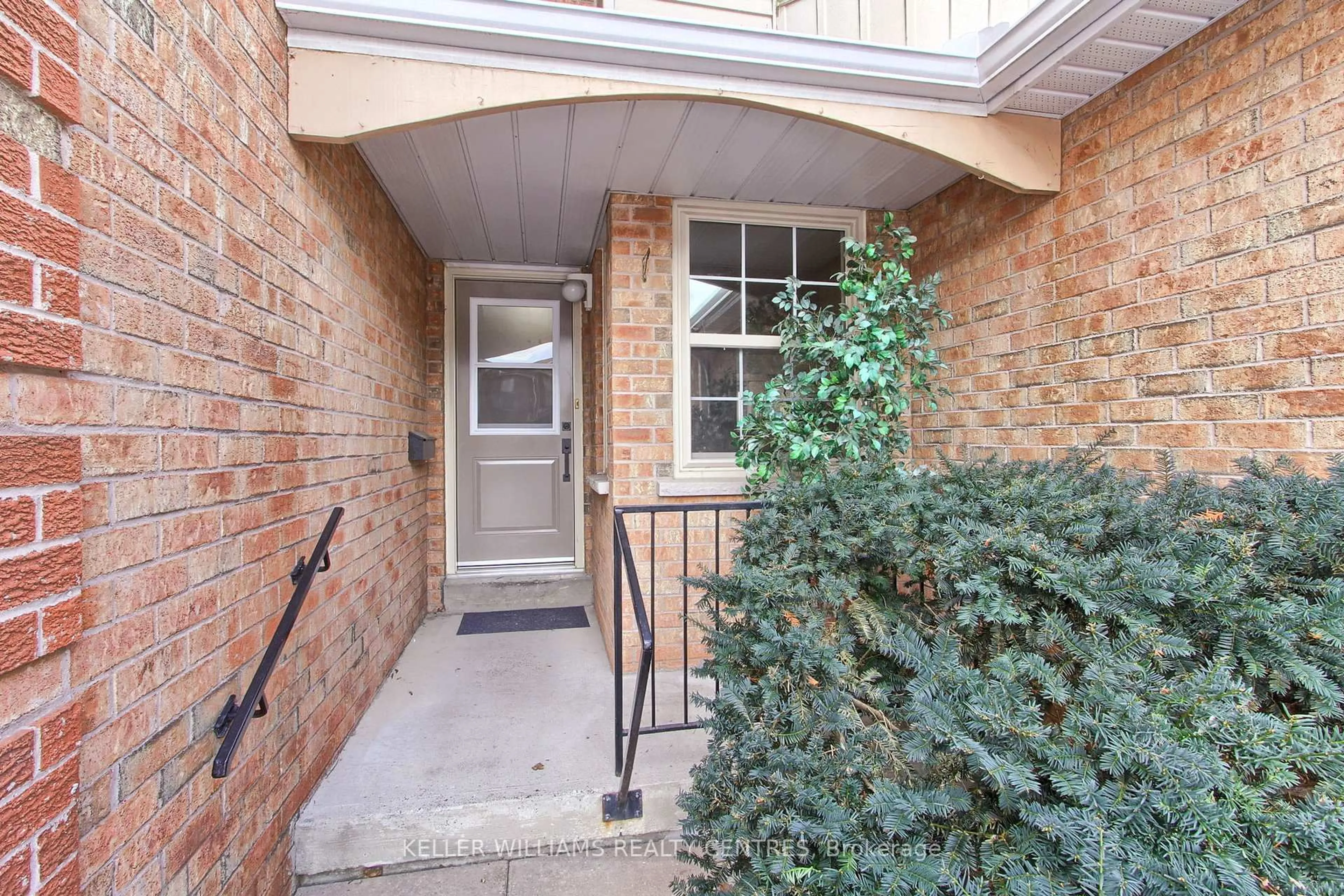 Indoor entryway for 405 Butler Crt #12, Aurora Ontario L4G 6G8