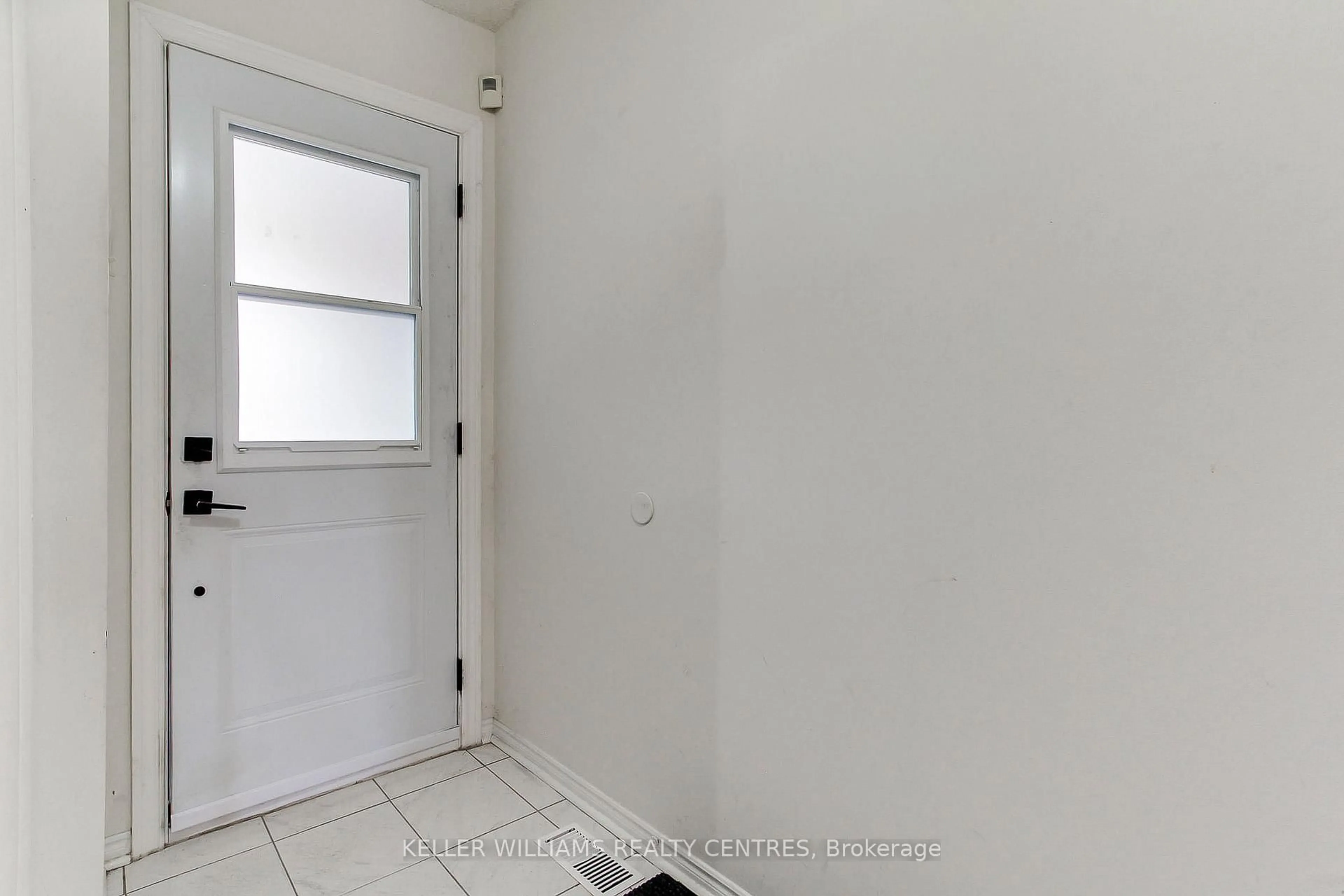 A pic of a room for 405 Butler Crt #12, Aurora Ontario L4G 6G8