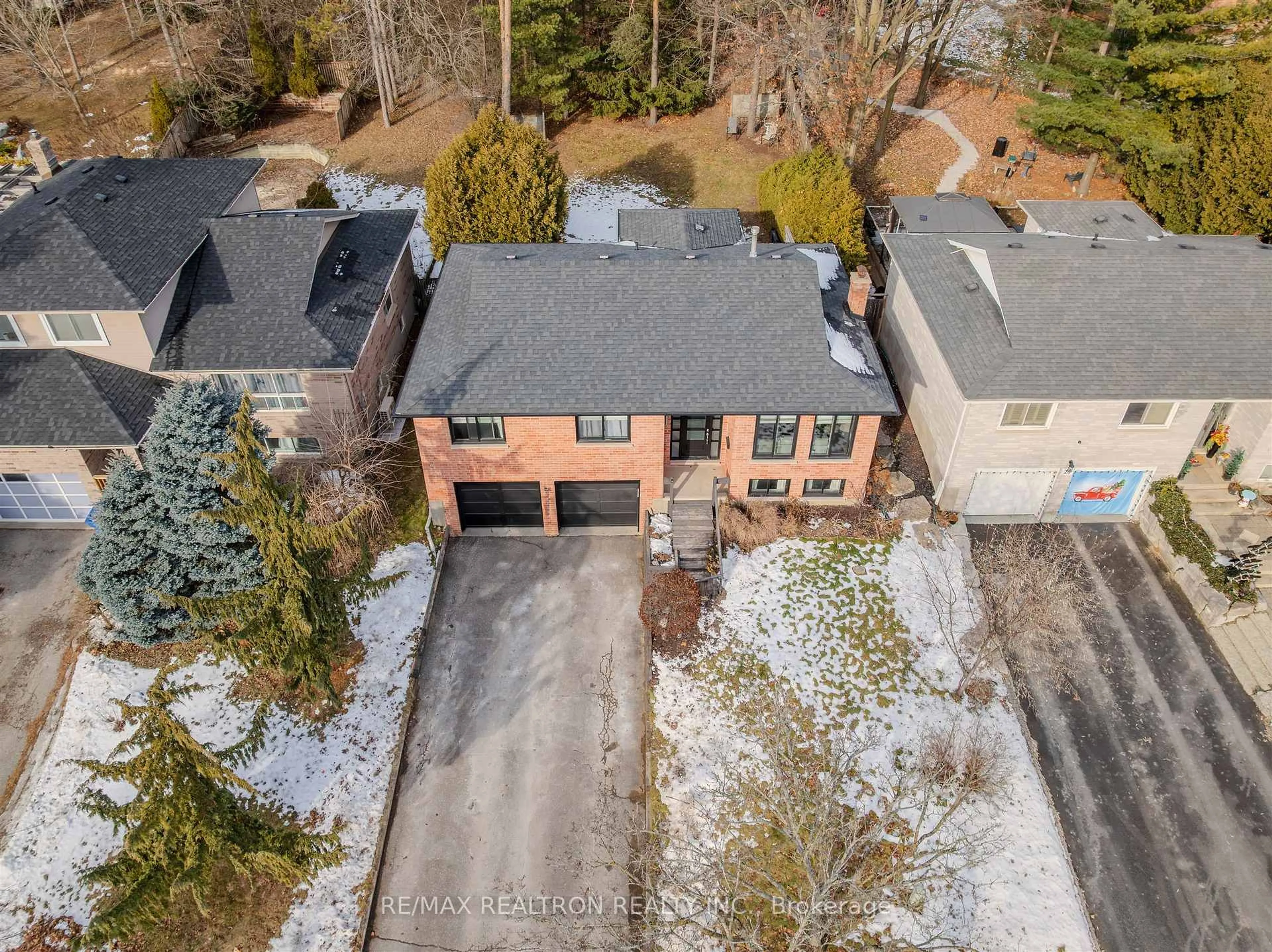A pic from outside/outdoor area/front of a property/back of a property/a pic from drone, street for 26 Beckett Ave, East Gwillimbury Ontario L9N 1E8