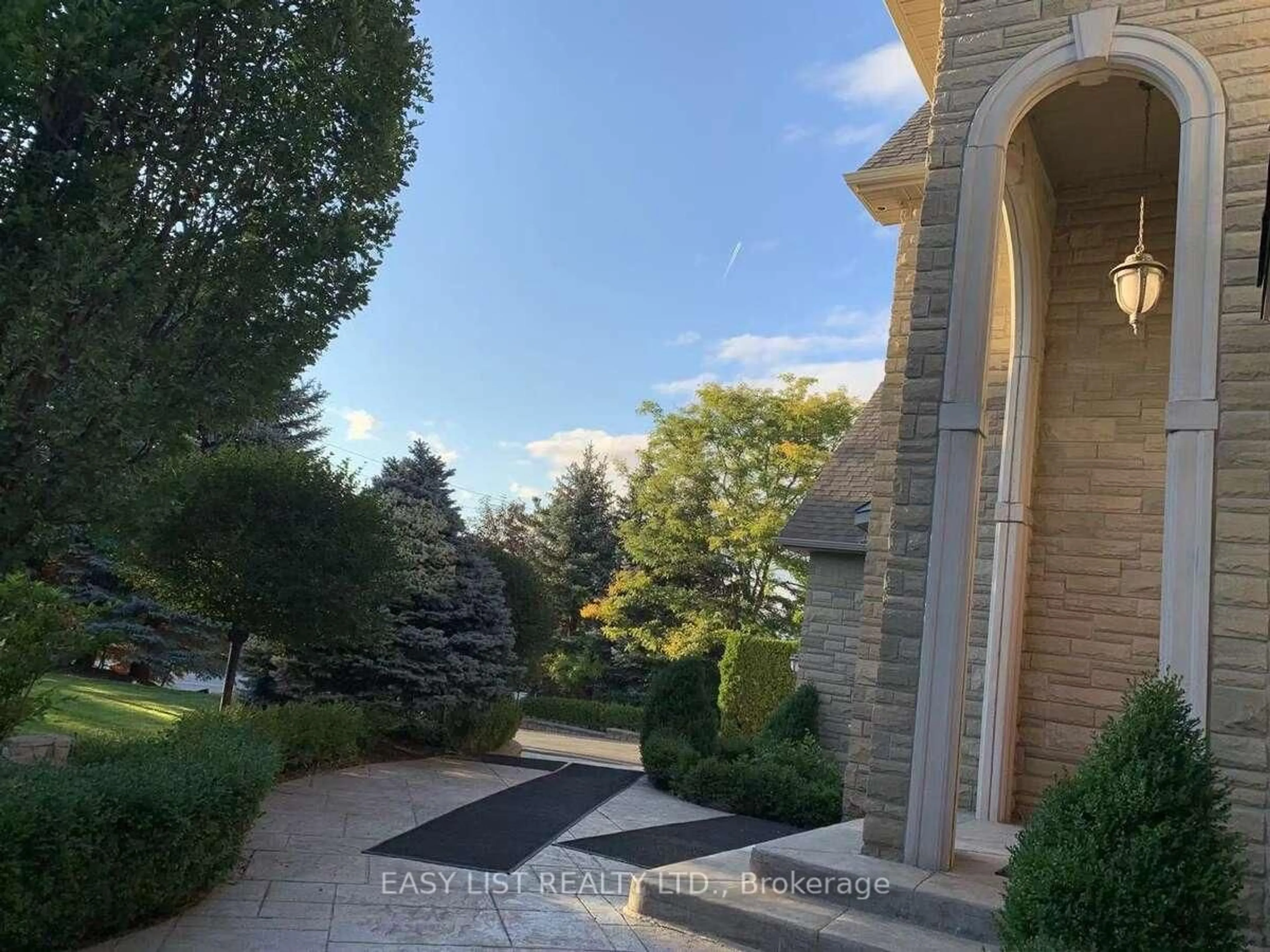 A pic from outside/outdoor area/front of a property/back of a property/a pic from drone, street for 785 Clarence St, Vaughan Ontario L4L 8V2