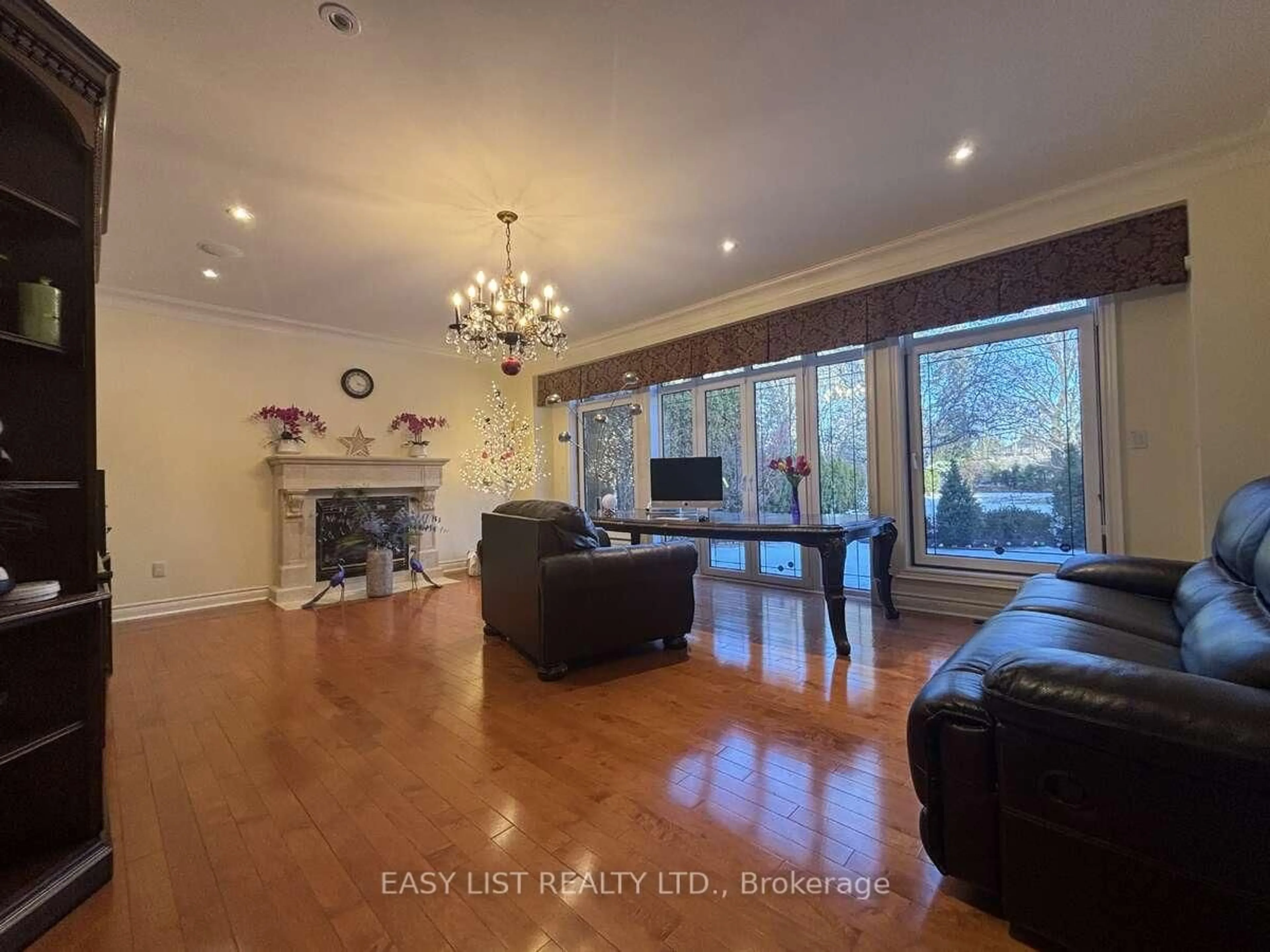 Living room with furniture, wood/laminate floor for 785 Clarence St, Vaughan Ontario L4L 8V2