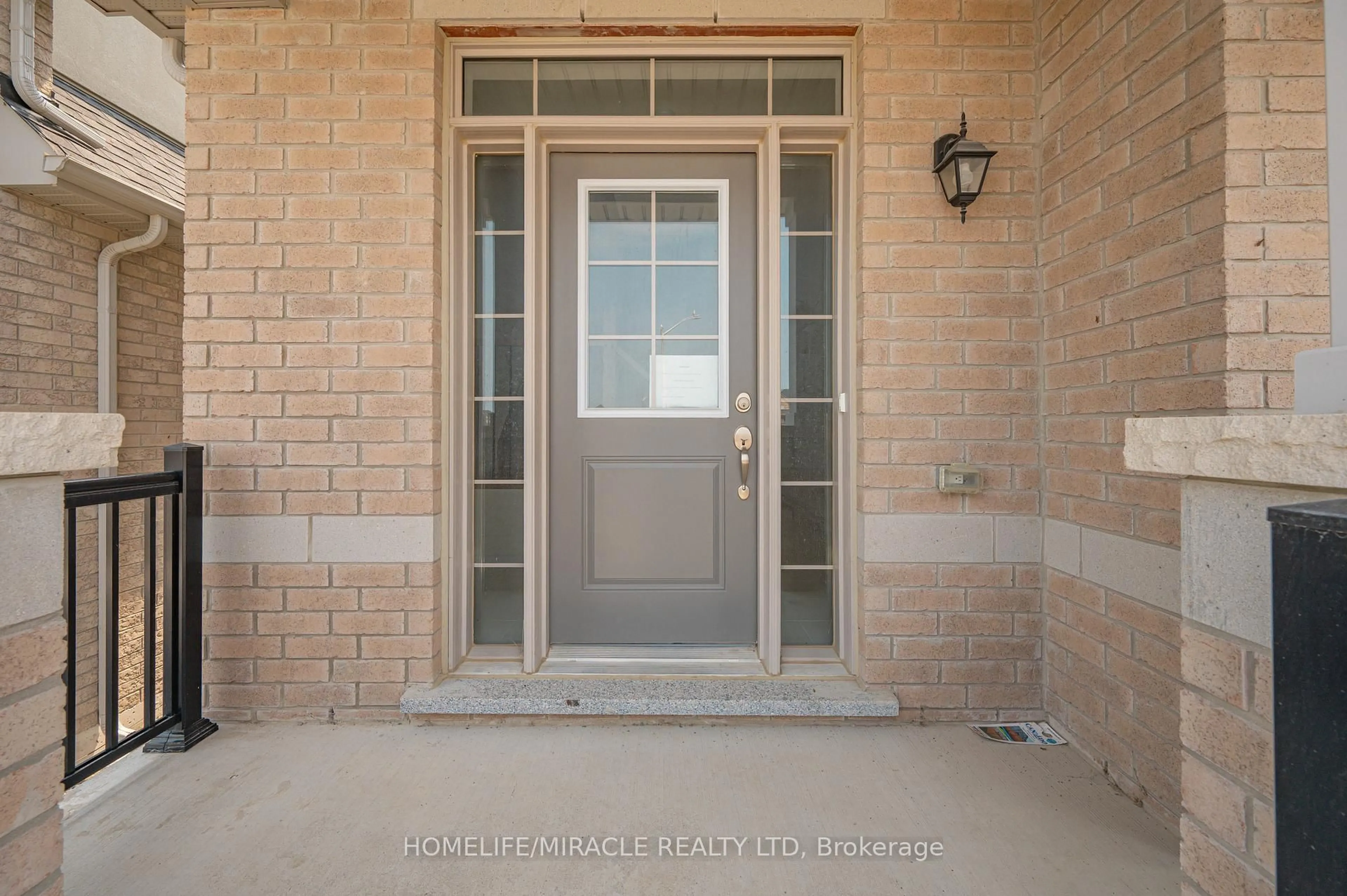 Indoor entryway for 1155 Cole St, Innisfil Ontario L9S 0R3