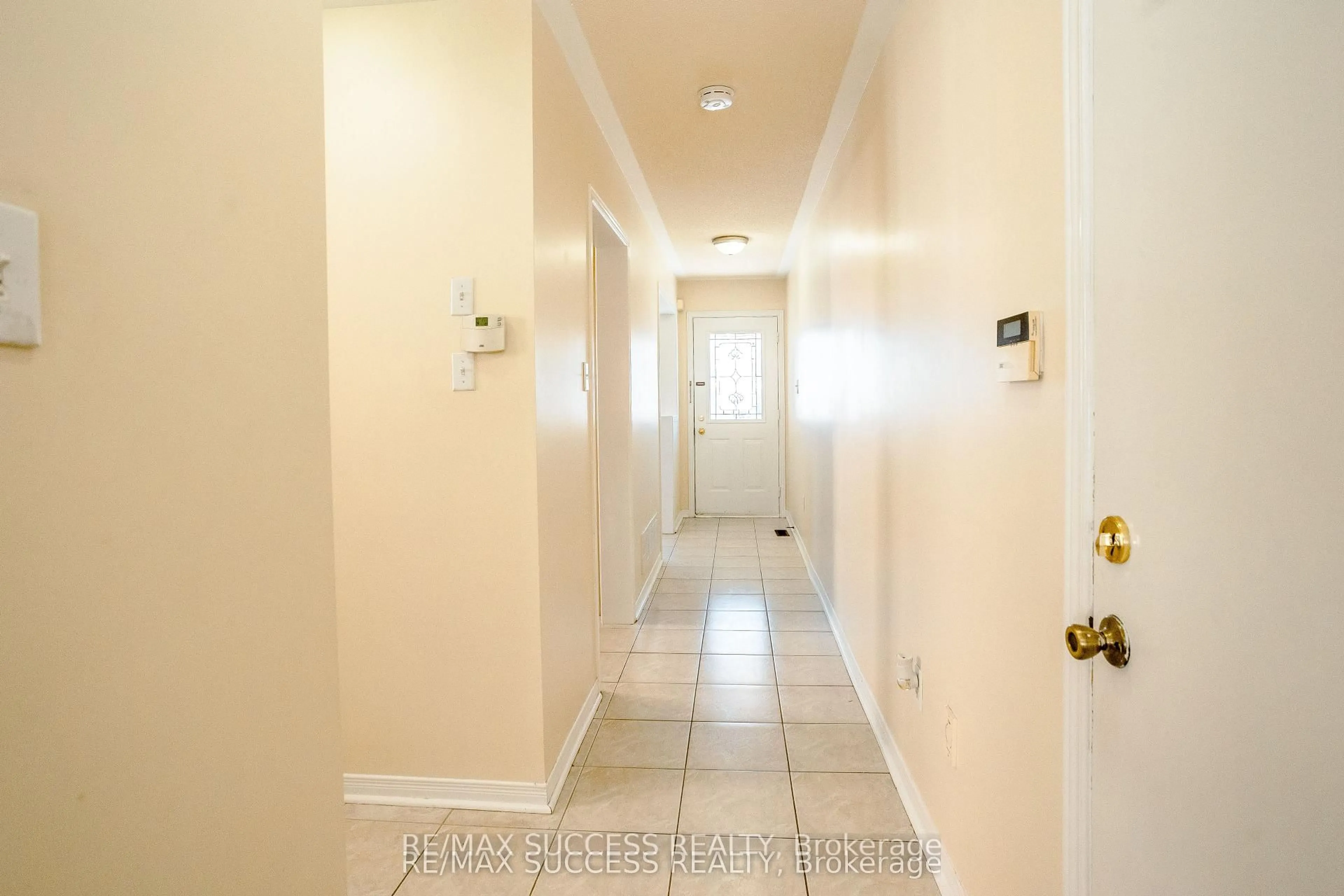 Indoor entryway for 384 Flagstone Way, Newmarket Ontario L3X 2R3