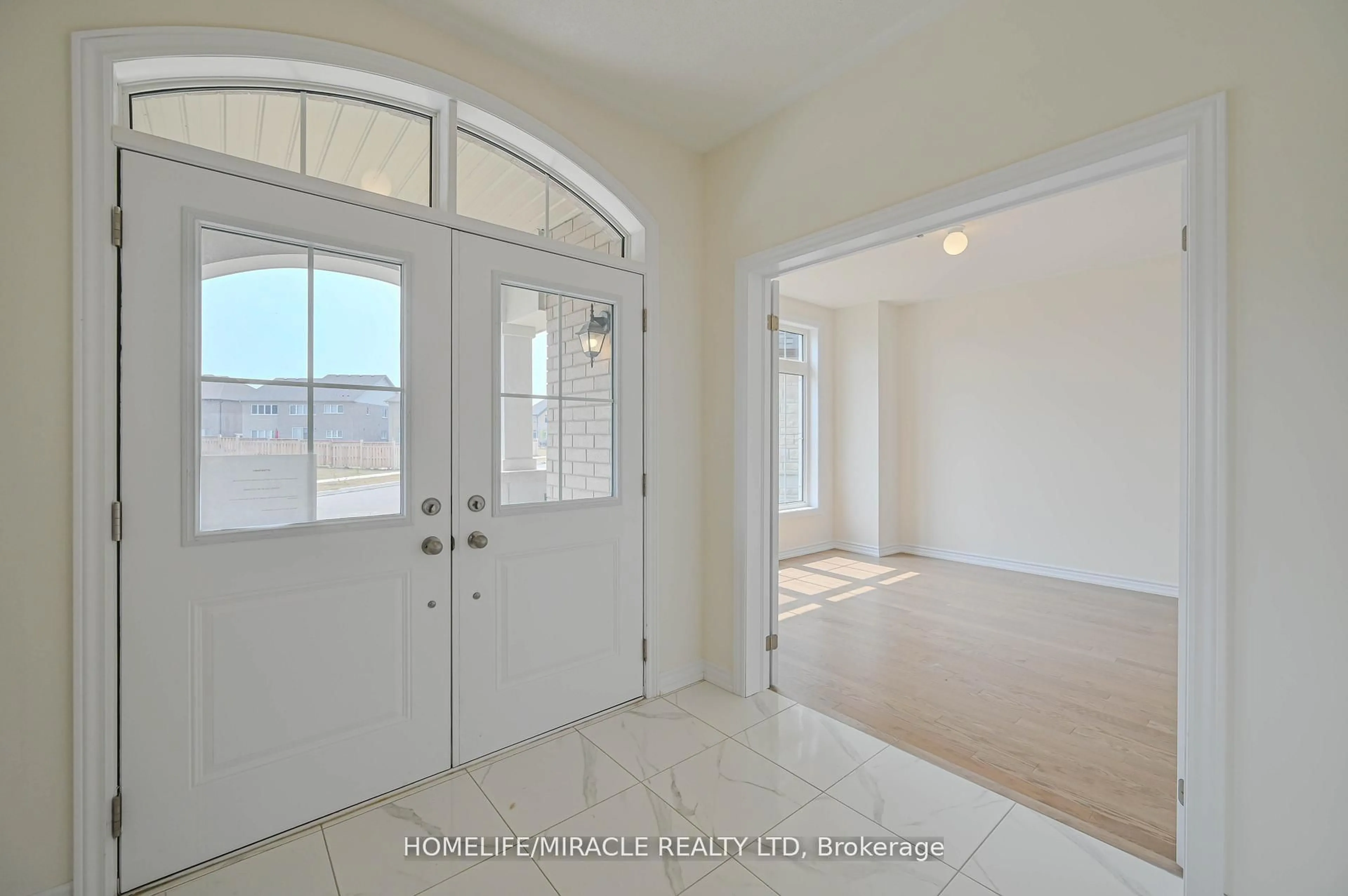 Indoor entryway for 1653 Corsal Crt, Innisfil Ontario L9S 0P8