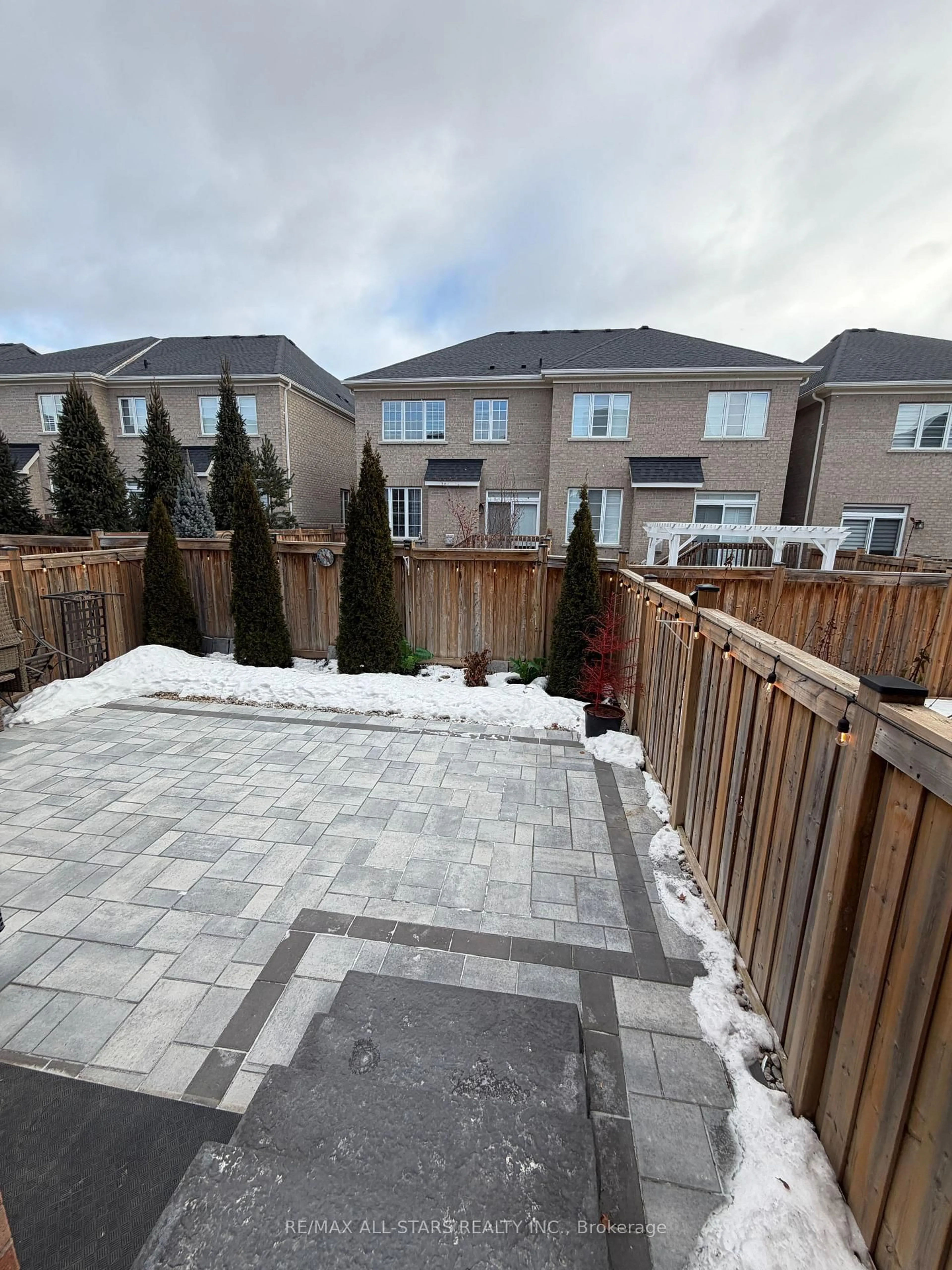 Patio, street for 19 Kettle Valley Tr, King Ontario L7B 0N3
