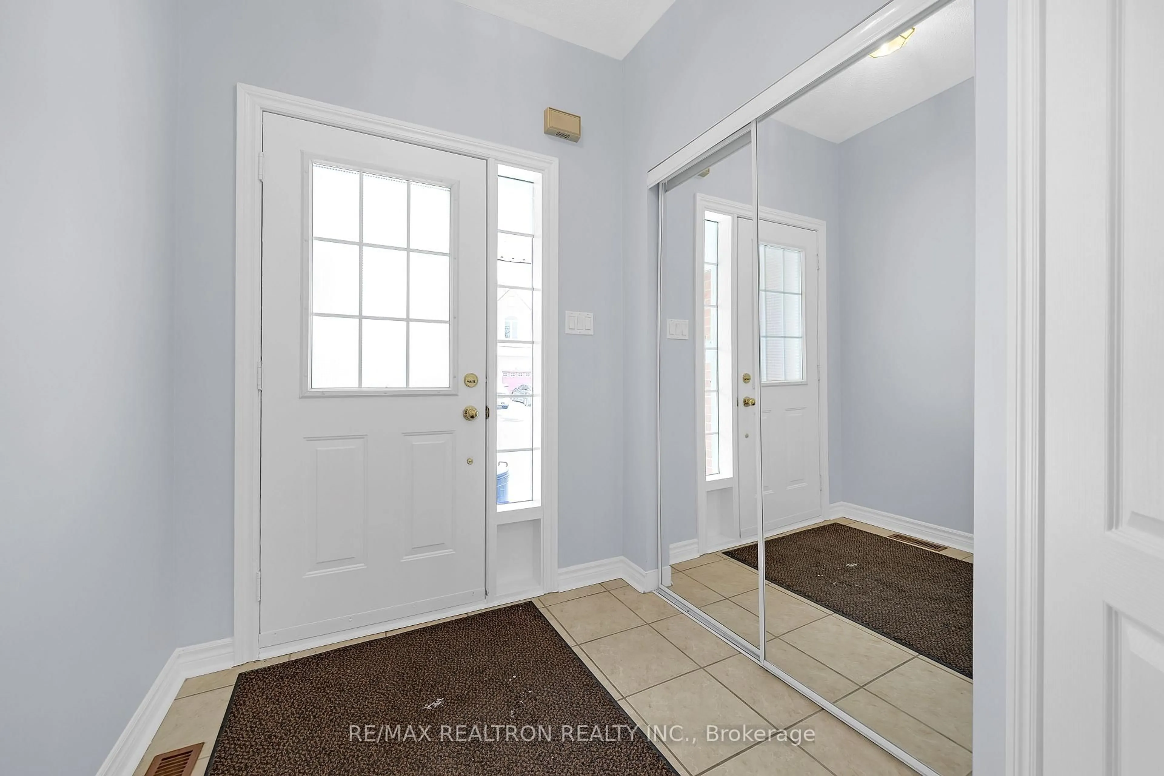 Indoor entryway for 28 Daniel Reaman Cres, Vaughan Ontario L4J 8V1