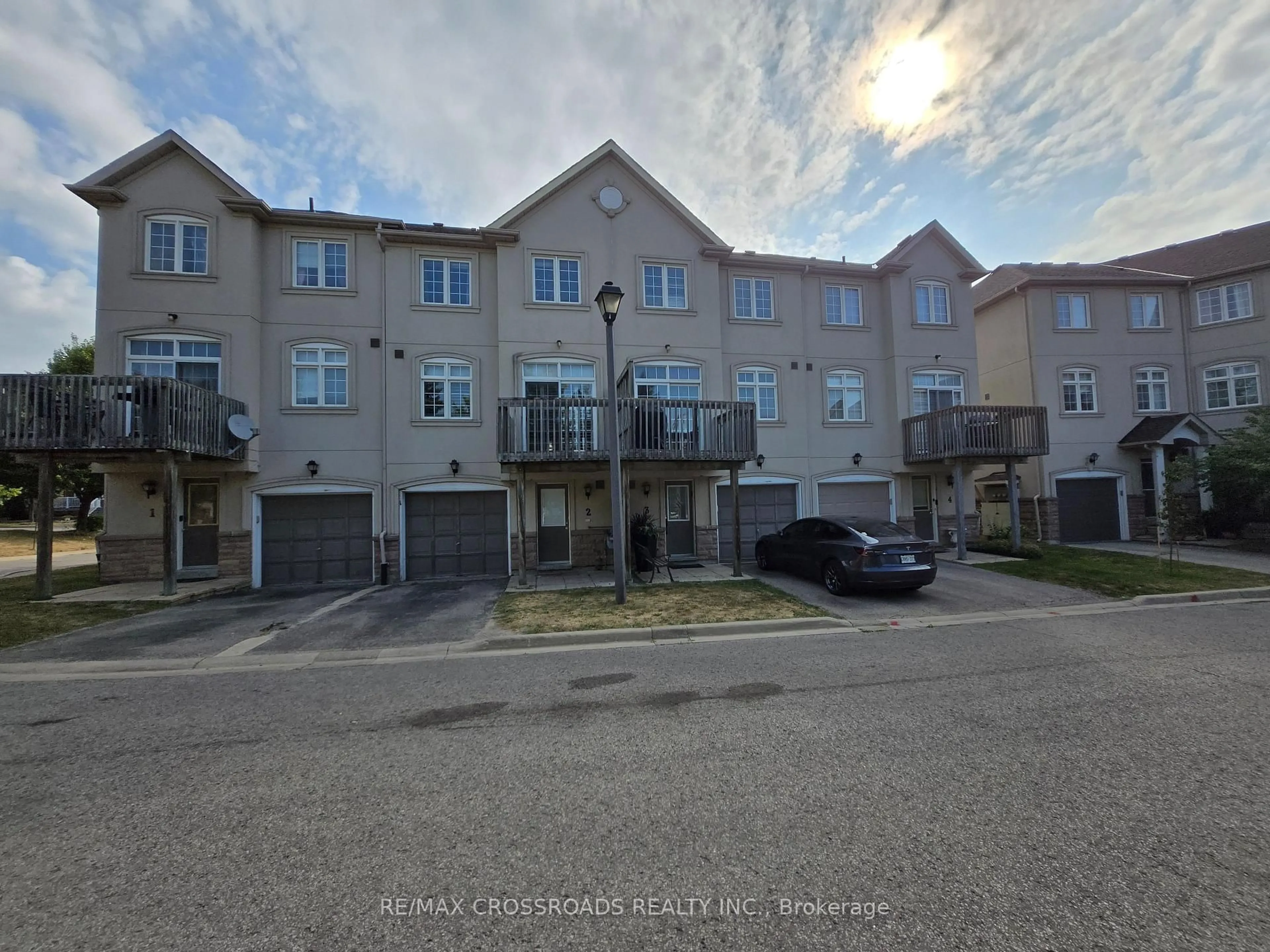A pic from outside/outdoor area/front of a property/back of a property/a pic from drone, unknown for 10 Post Oak Dr #2, Richmond Hill Ontario L4E 4H8