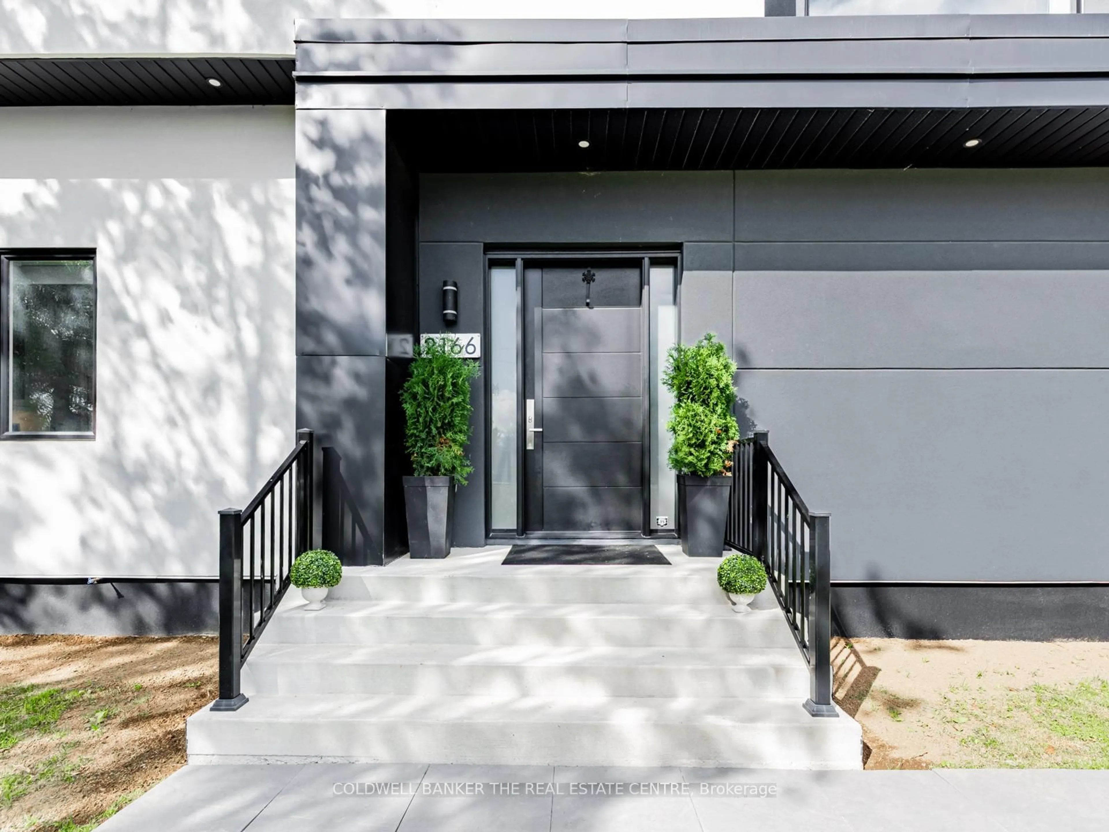 Indoor entryway for 2166 10th Sdrd, Bradford West Gwillimbury Ontario L3Z 2K9