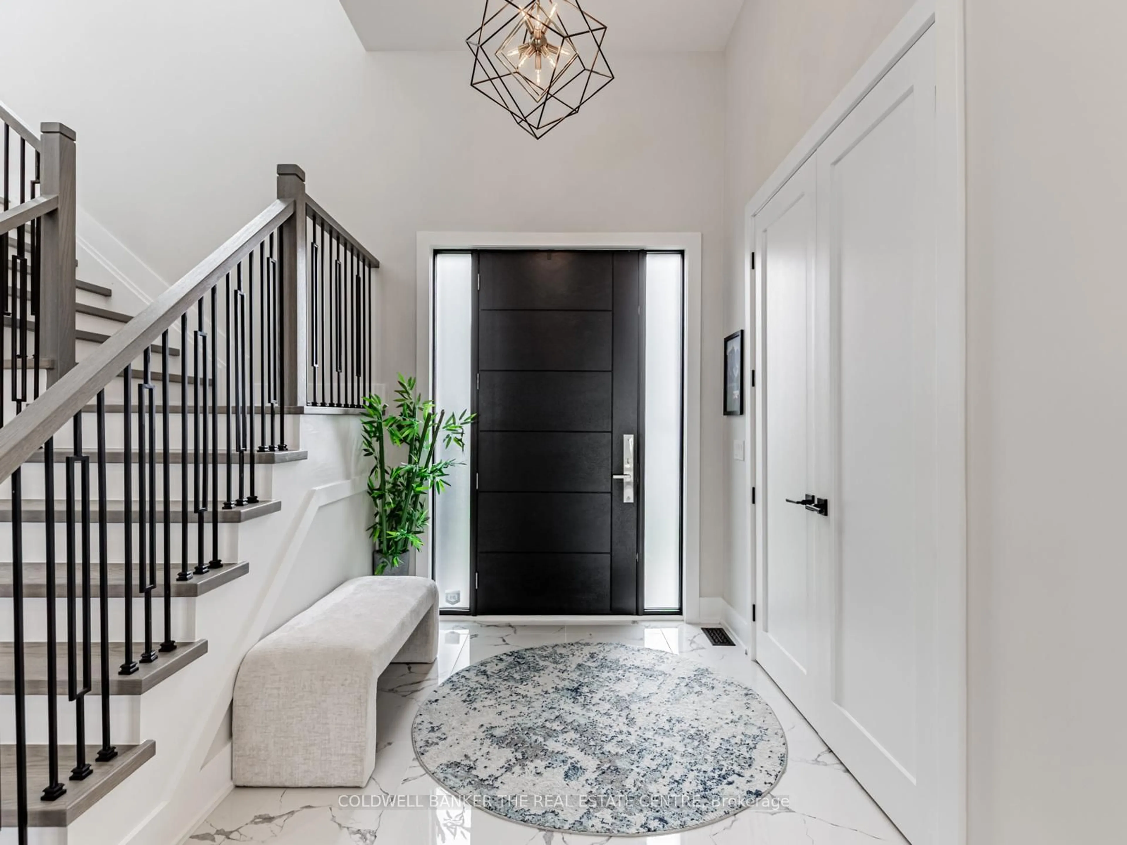 Indoor entryway for 2166 10th Sdrd, Bradford West Gwillimbury Ontario L3Z 2K9