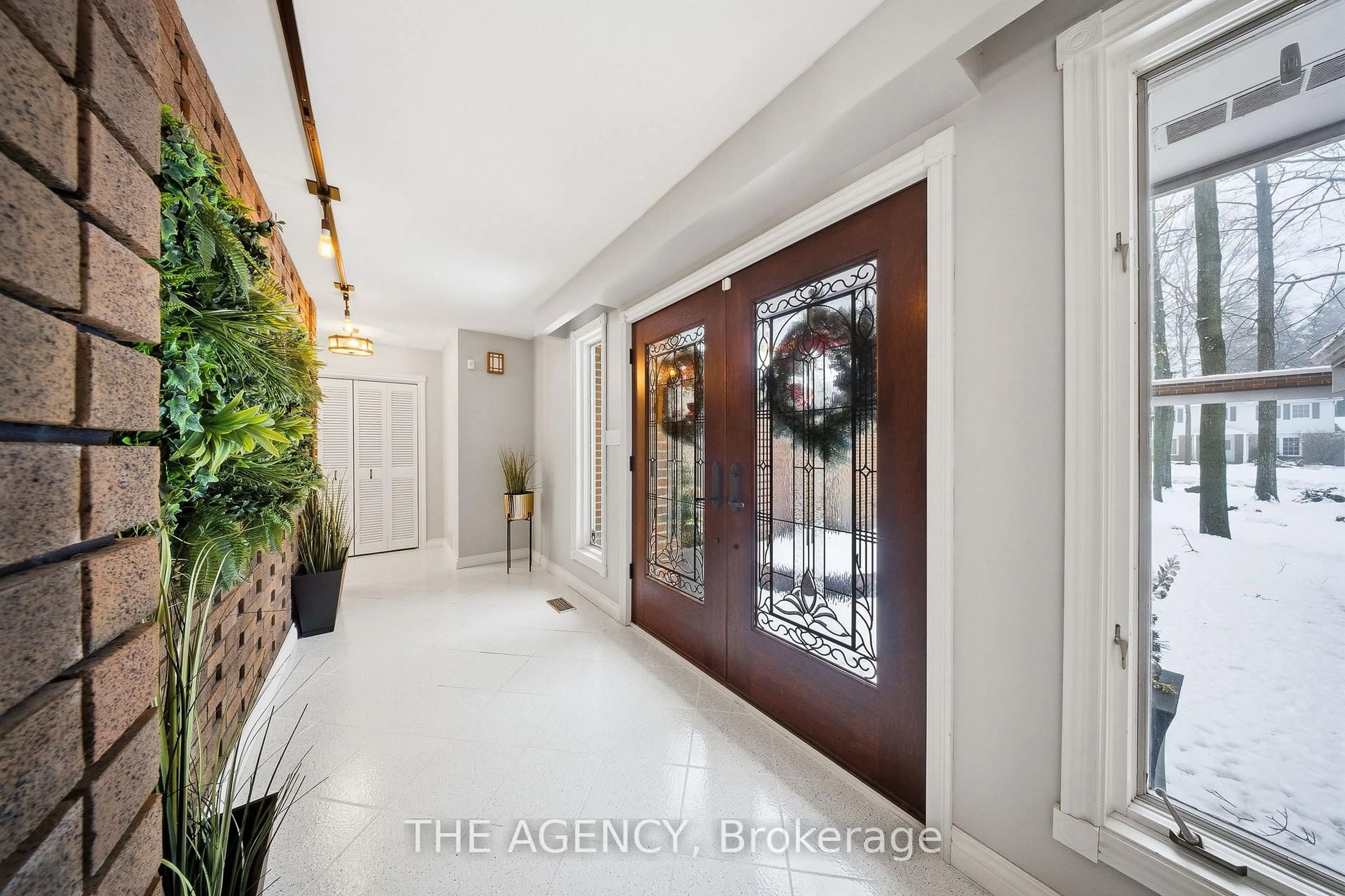 Indoor entryway for 23 Cedarwood Cres, King Ontario L0G 1N0