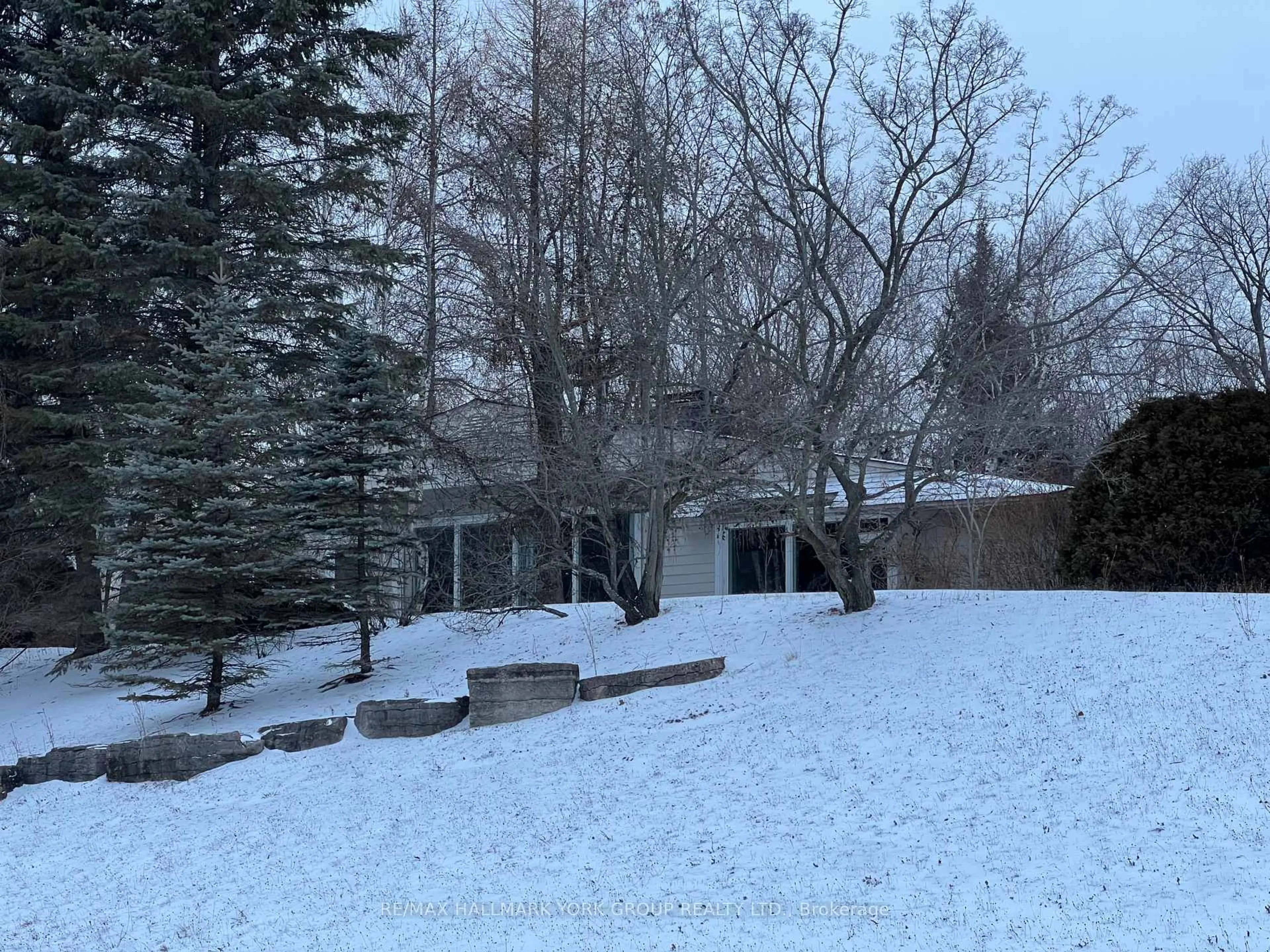 A pic from outside/outdoor area/front of a property/back of a property/a pic from drone, unknown for 128 Brule Tr, King Ontario L7B 0C7