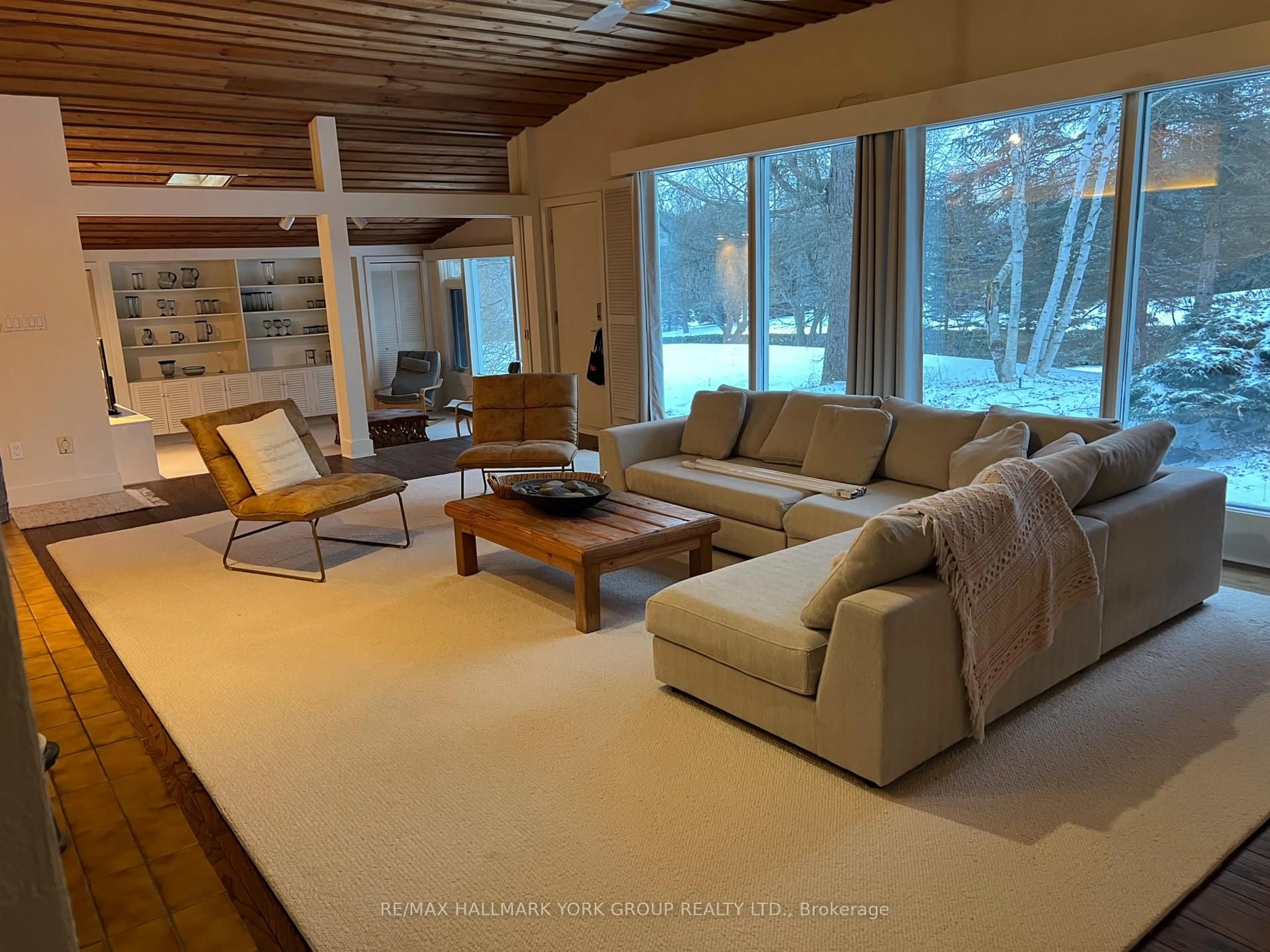 Living room with furniture, unknown for 128 Brule Tr, King Ontario L7B 0C7