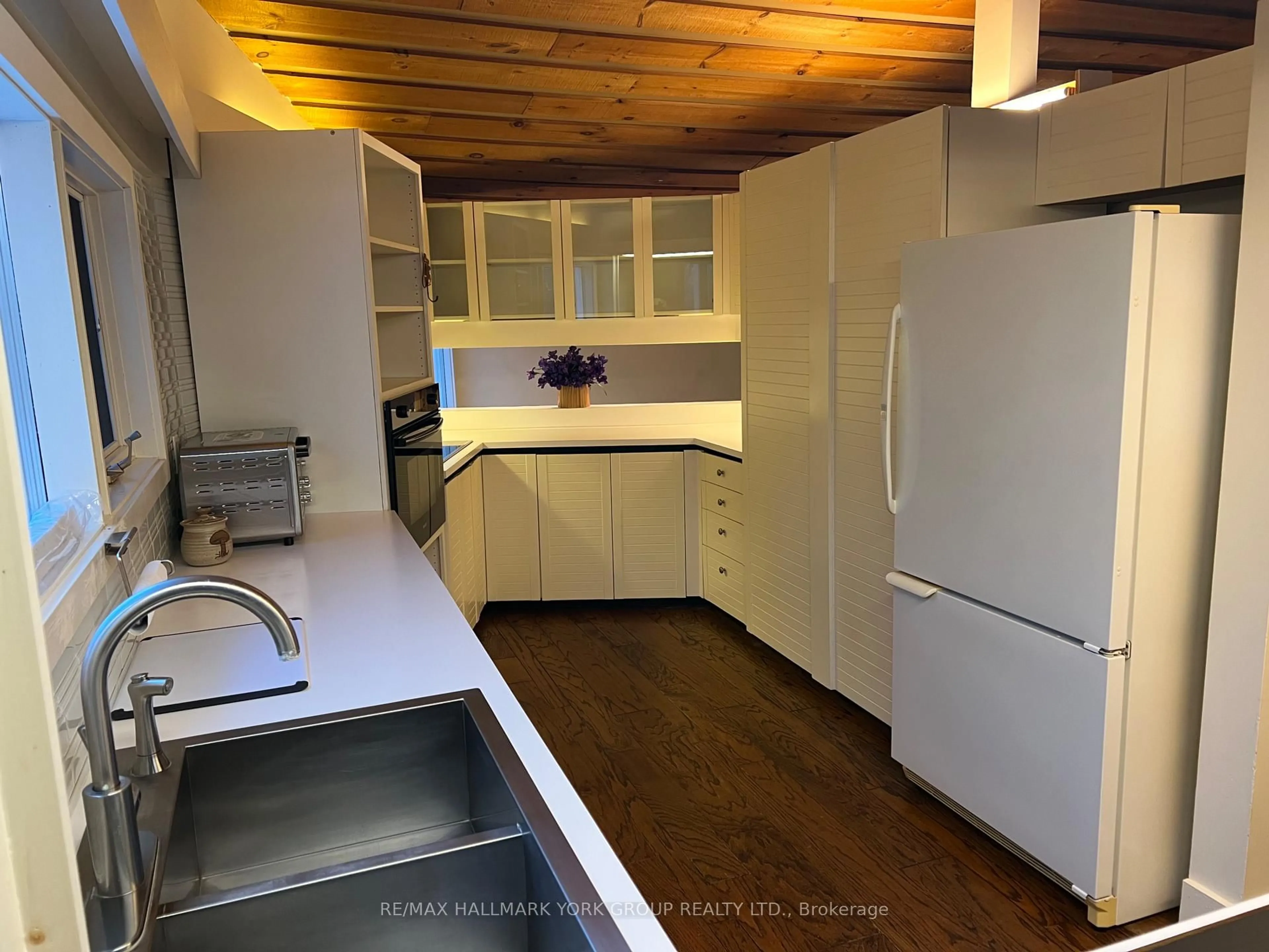 Standard kitchen, wood/laminate floor for 128 Brule Tr, King Ontario L7B 0C7