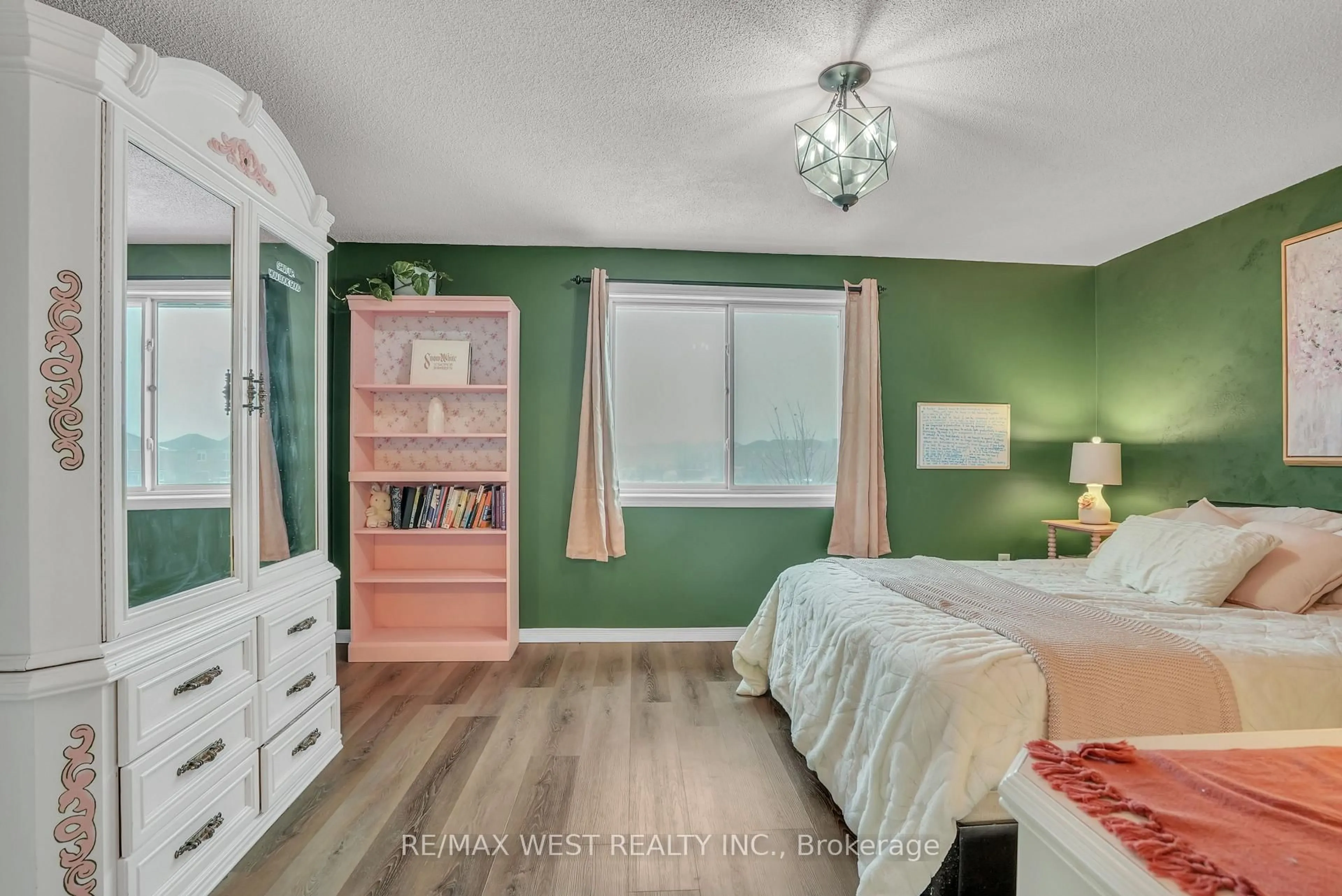 Bedroom with bed, wood/laminate floor for 2021 Swan St, Innisfil Ontario L9S 0B5