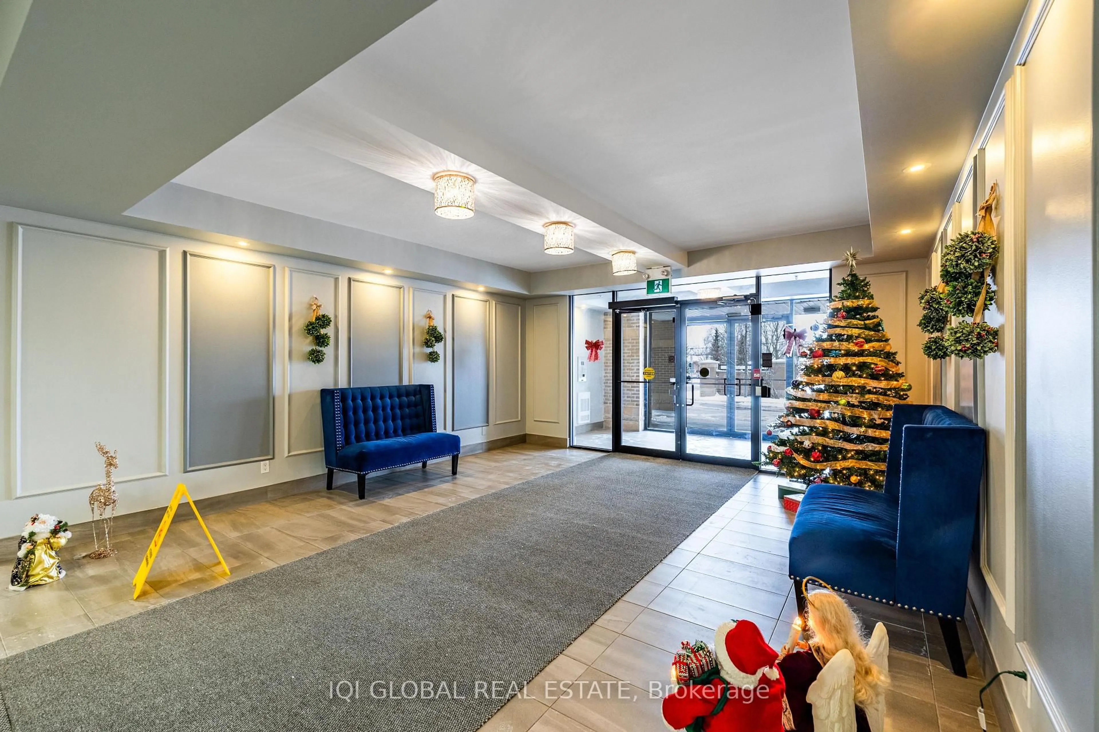 Indoor foyer for 481 Rupert Ave #2205, Whitchurch-Stouffville Ontario L4A 1Y7