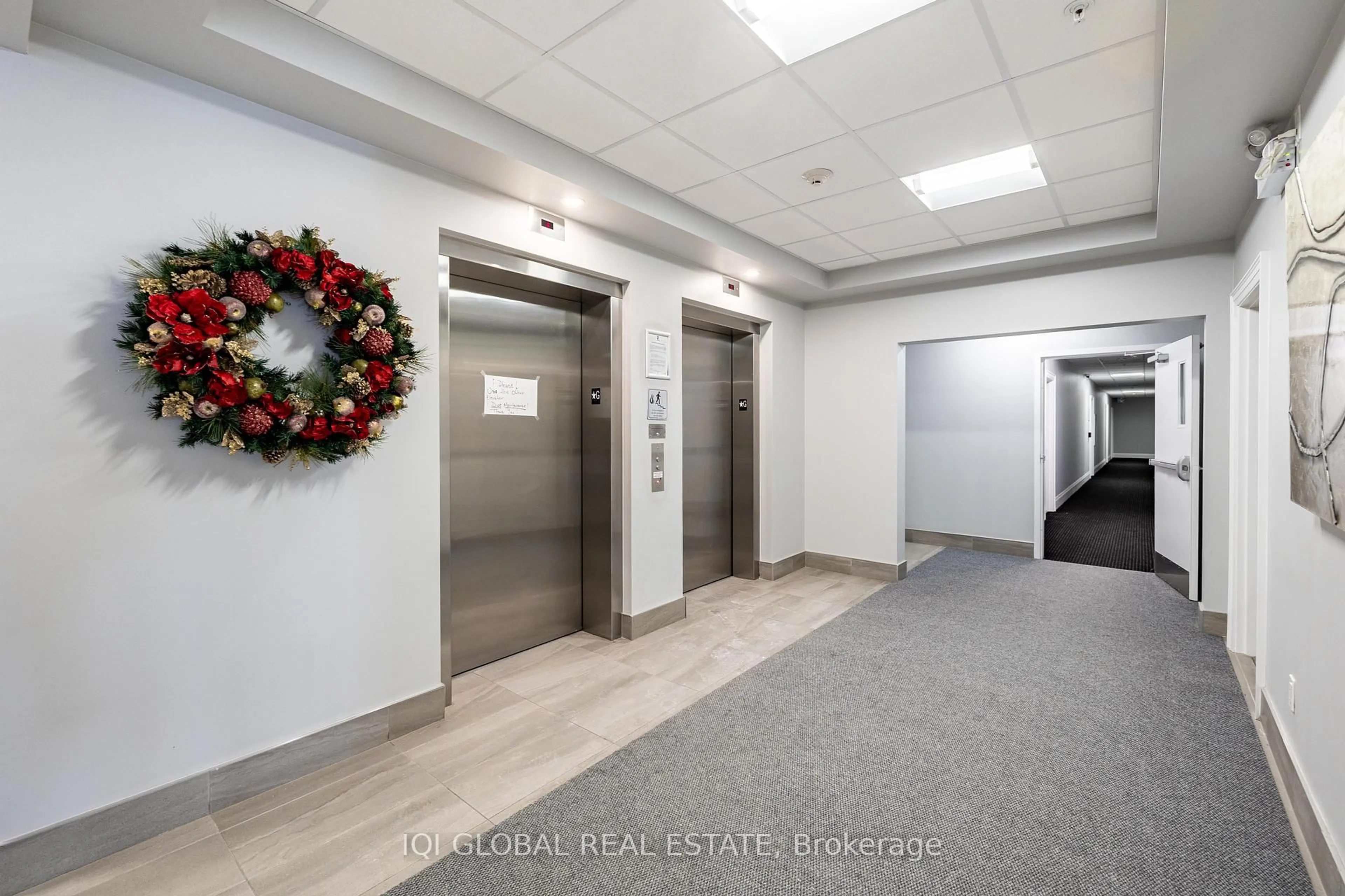 Indoor foyer for 481 Rupert Ave #2205, Whitchurch-Stouffville Ontario L4A 1Y7