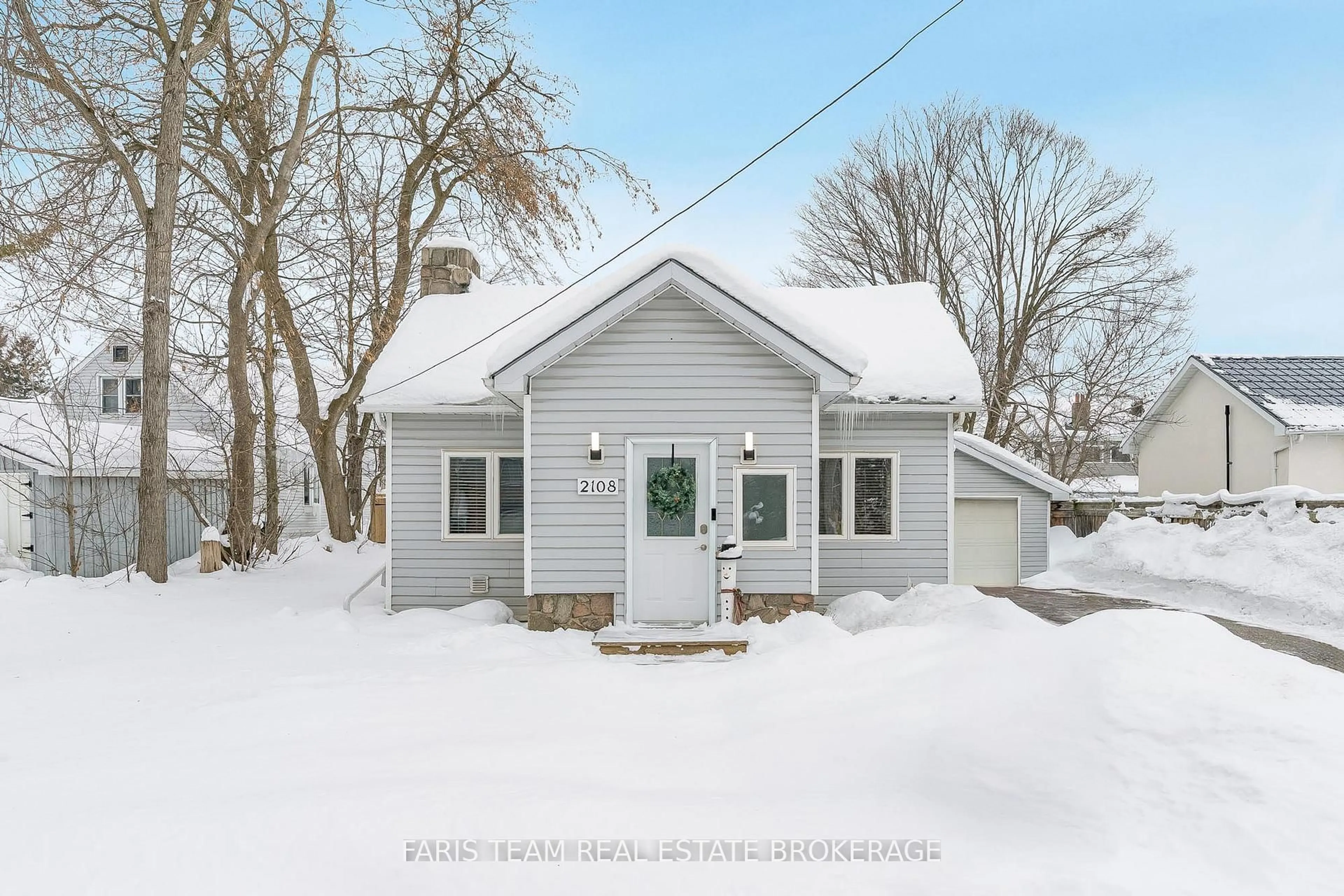 Home with vinyl exterior material, street for 2108 Victoria St, Innisfil Ontario L9S 1K4