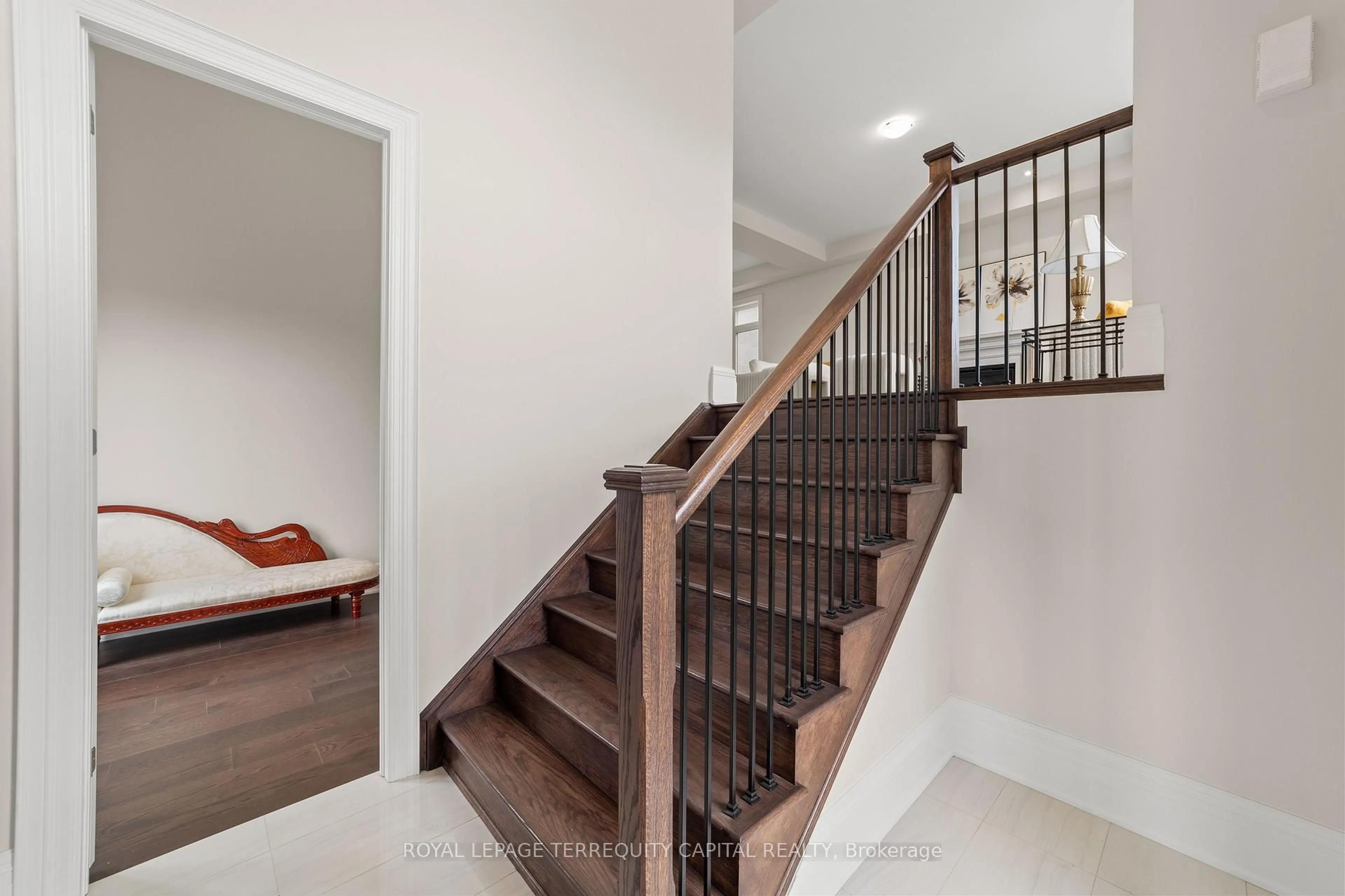 Stairs for 23 Kingwood Lane, Aurora Ontario L4G 3Z7