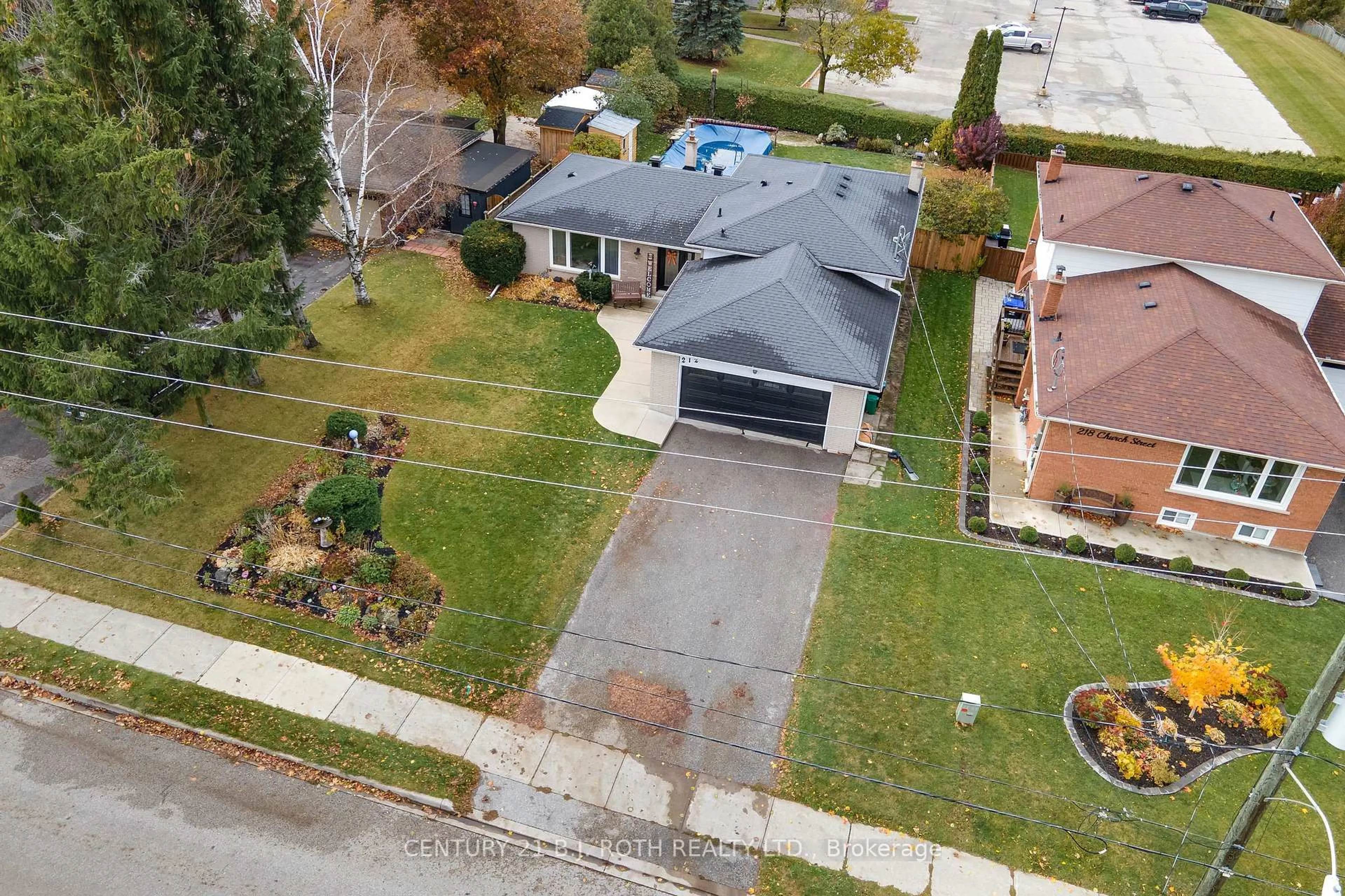 A pic from outside/outdoor area/front of a property/back of a property/a pic from drone, street for 212 Church St, Bradford West Gwillimbury Ontario L3Z 1R2