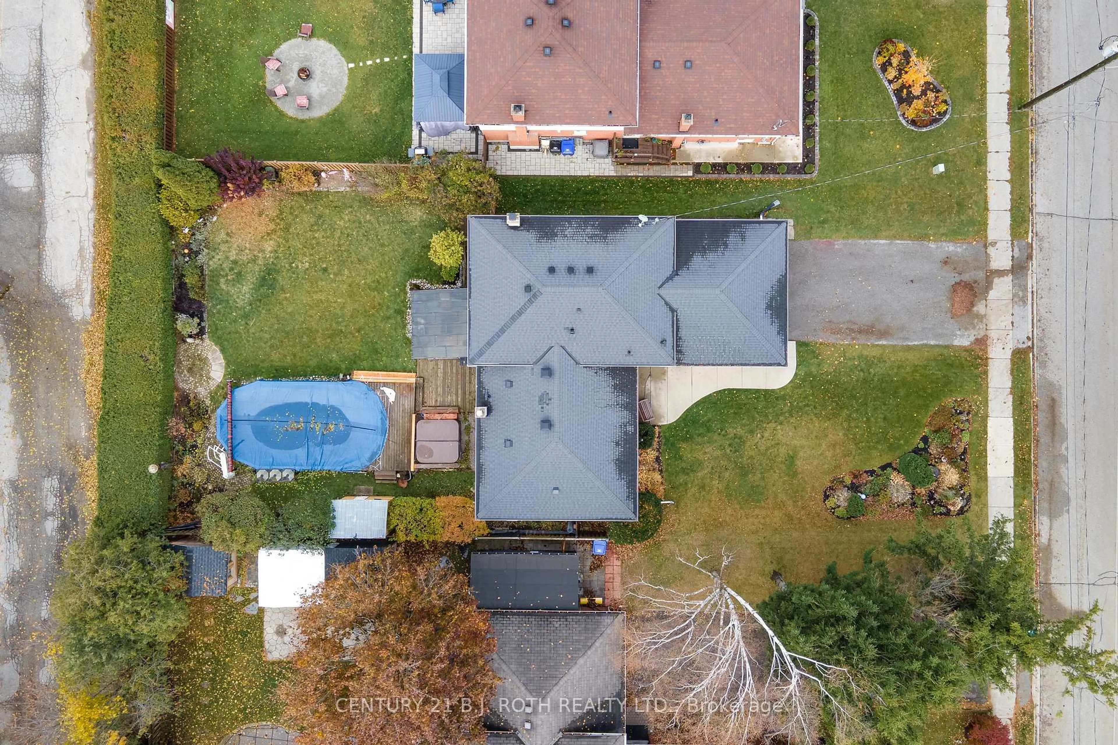 A pic from outside/outdoor area/front of a property/back of a property/a pic from drone, unknown for 212 Church St, Bradford West Gwillimbury Ontario L3Z 1R2