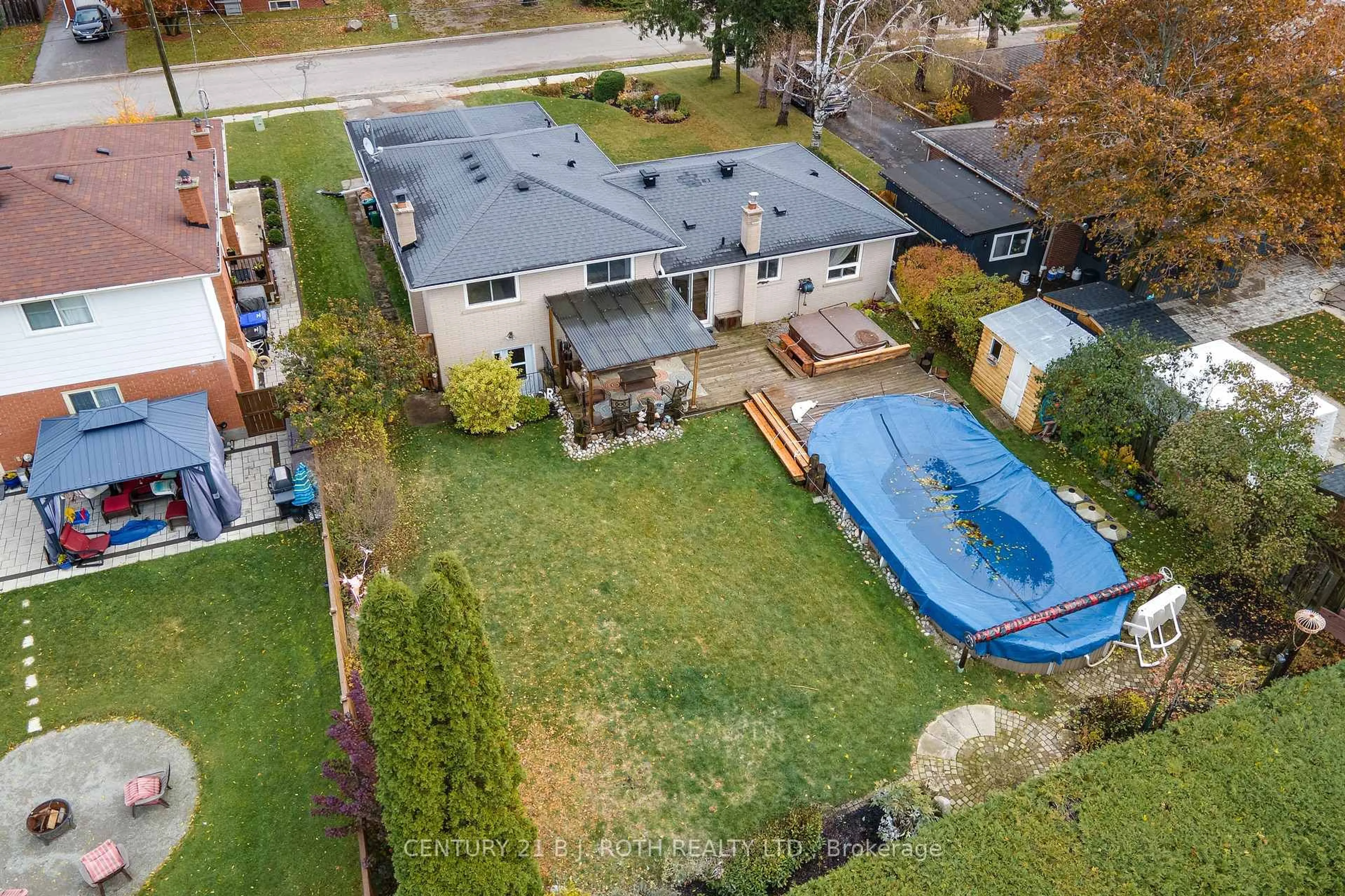 A pic from outside/outdoor area/front of a property/back of a property/a pic from drone, unknown for 212 Church St, Bradford West Gwillimbury Ontario L3Z 1R2