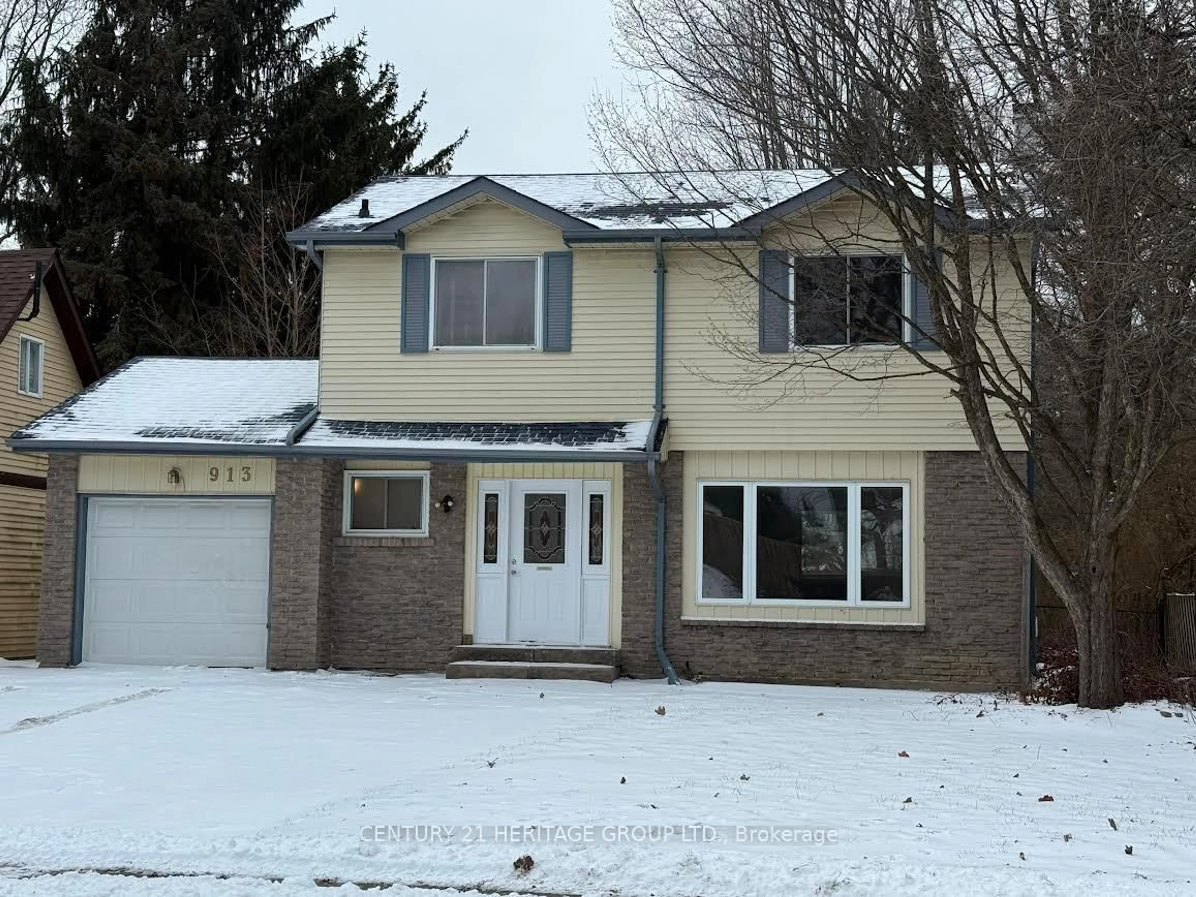 Home with vinyl exterior material, street for 913 Jacarandah Dr, Newmarket Ontario L3Y 5J5