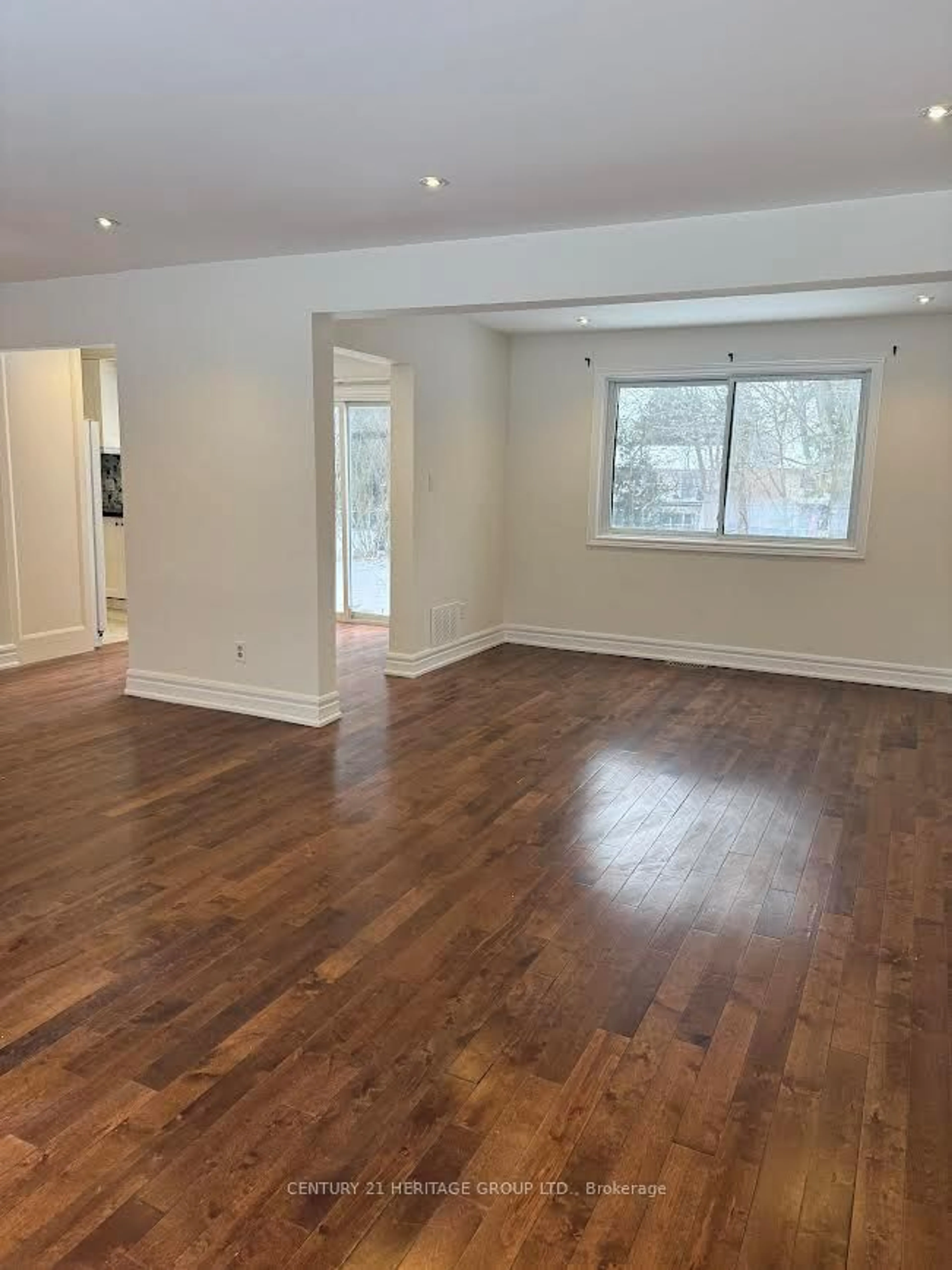 A pic of a room for 913 Jacarandah Dr, Newmarket Ontario L3Y 5J5